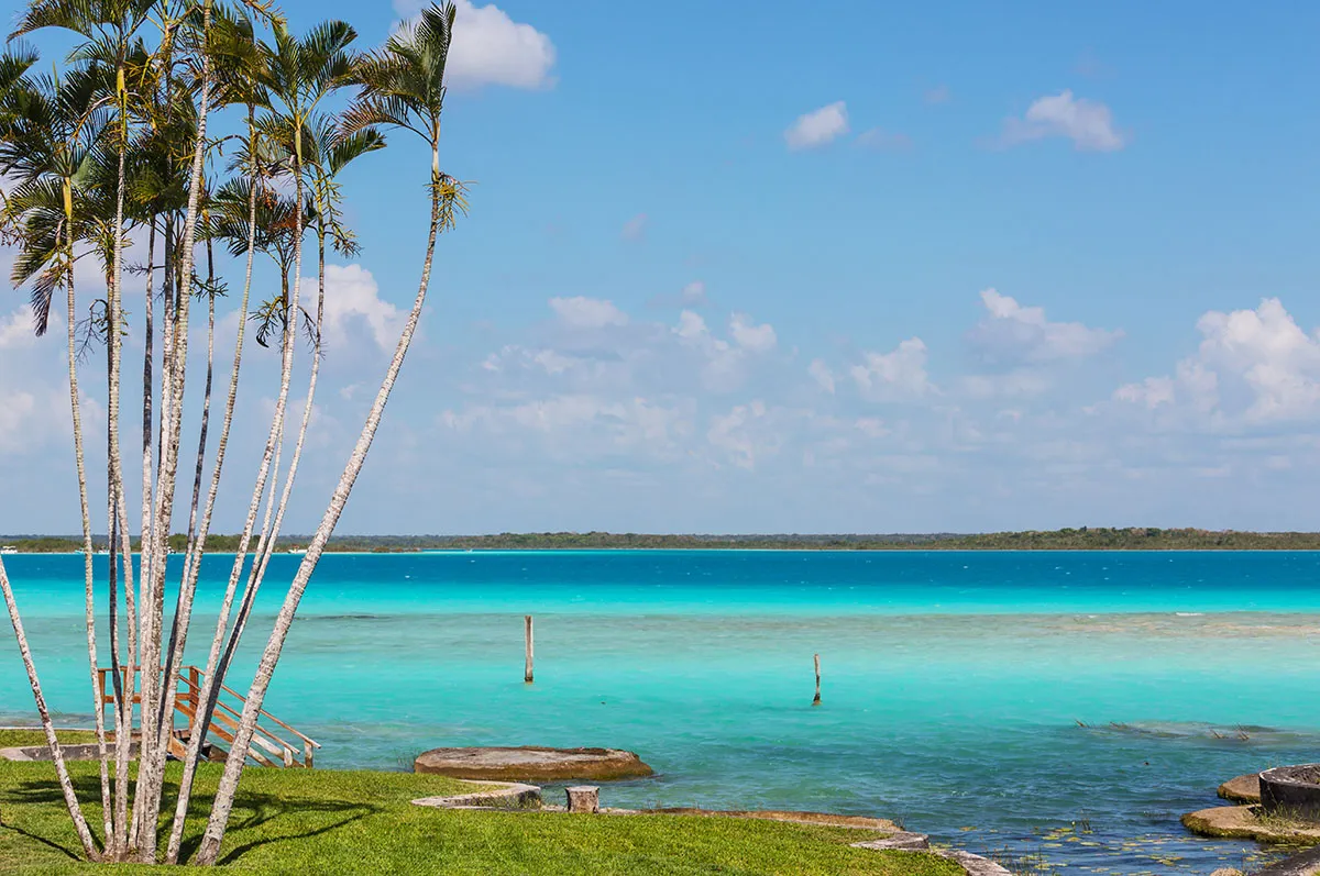 Passeio de barco na Lagoa de Bacalar: guia prático e honesto