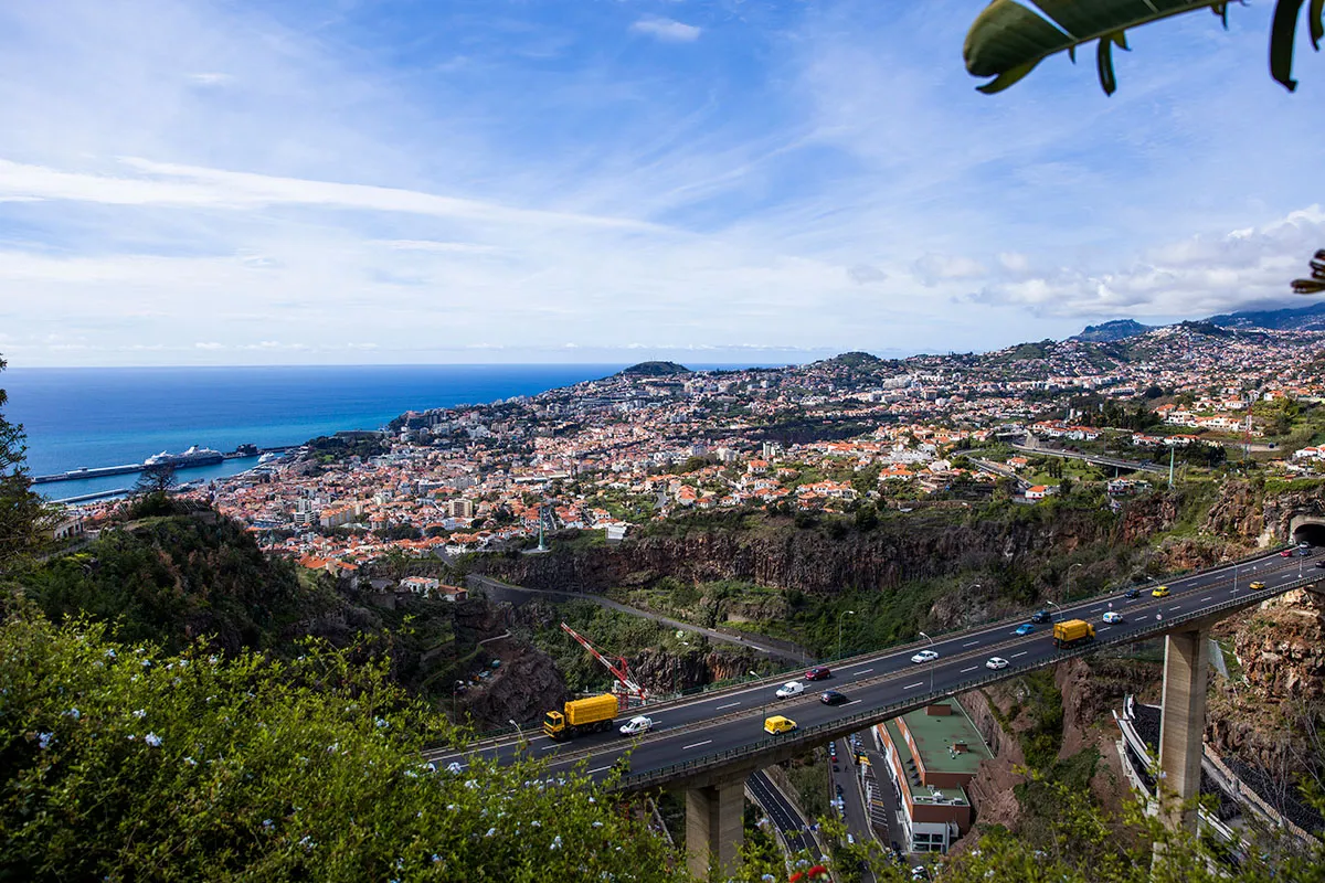 Vista panorâmica da cidade e mar