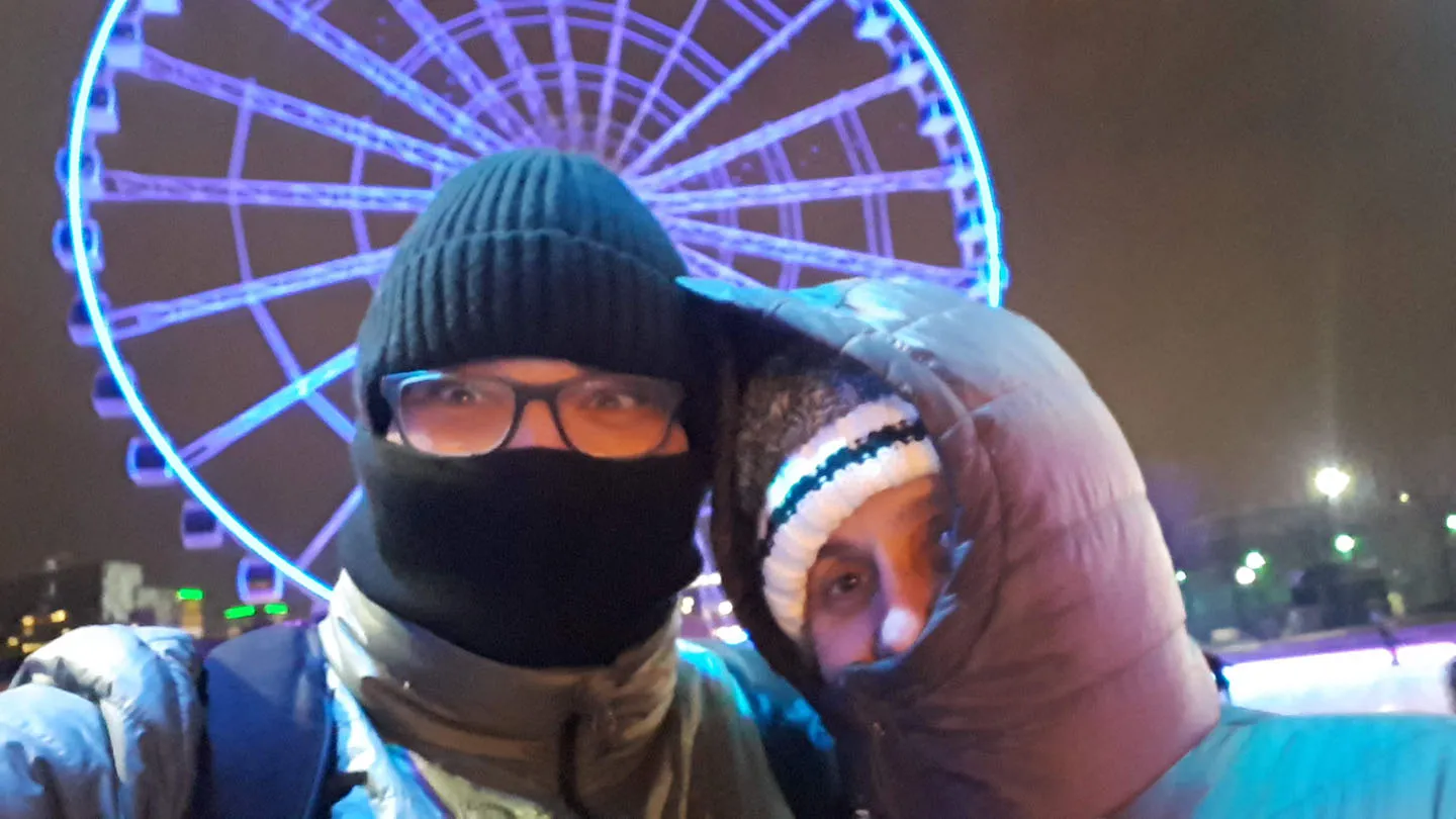 Minha esposa e eu prontos para assaltar um banco em um passeio no Velho Porto de Montreal (Vieux-Montréal) durante o inverno.