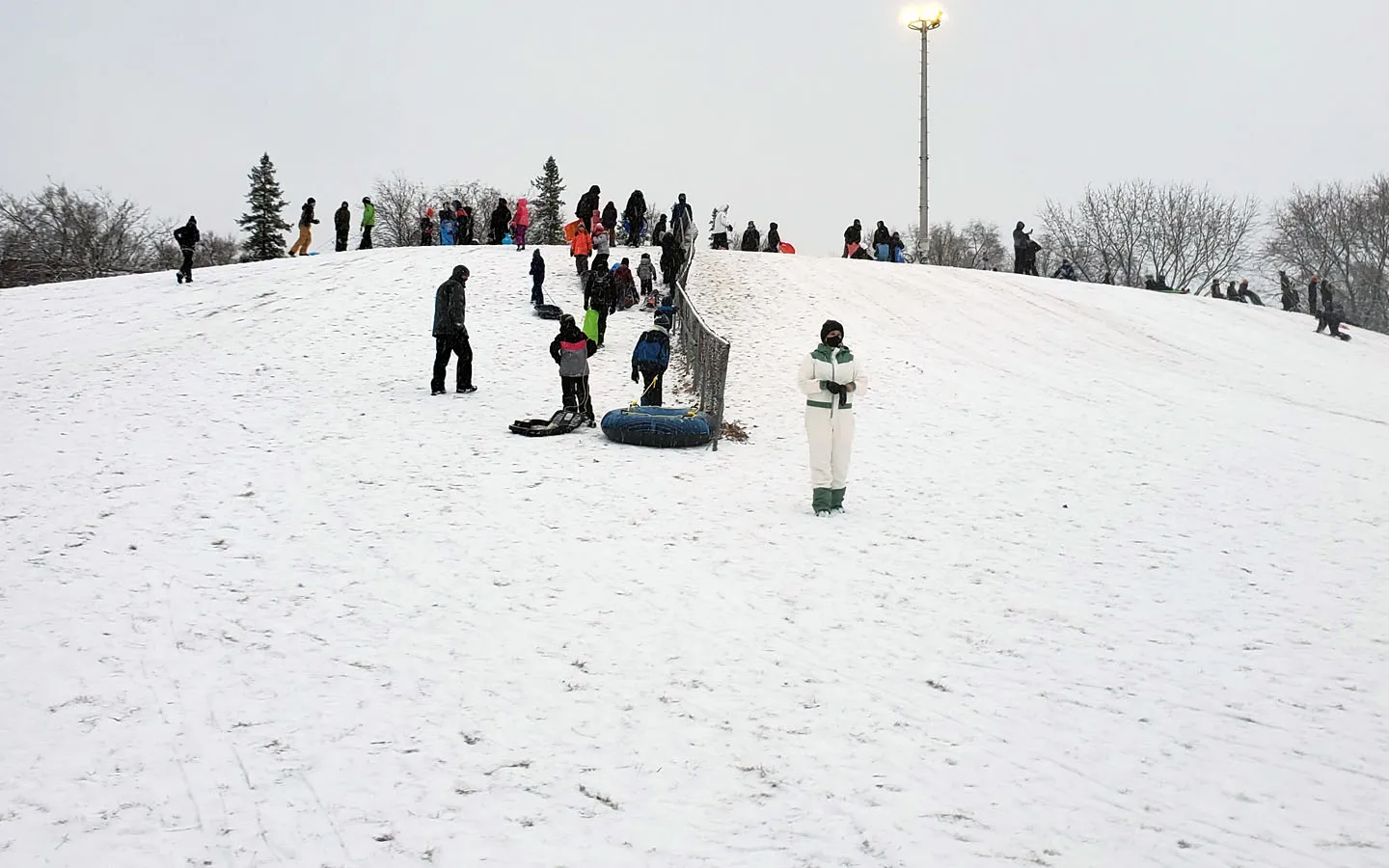 Um dos maiores montes em Montreal para quem curte Tobogãs urbanos (Parc des Hirondelles)