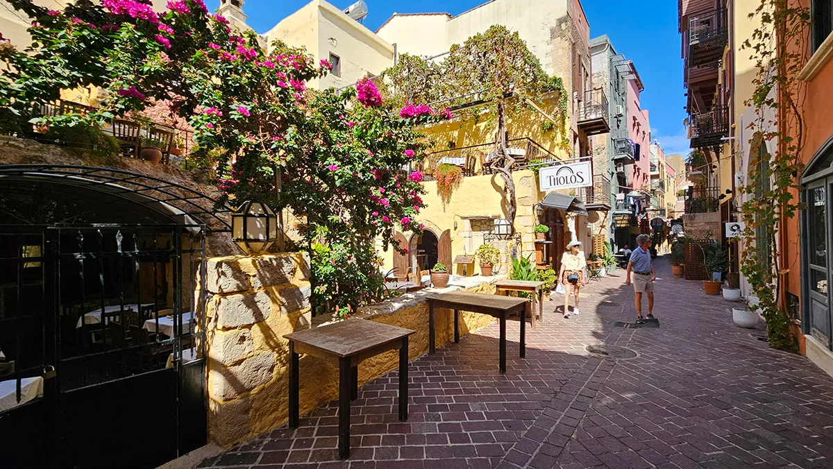Rua charmosa com flores, cartão postal de Chania.