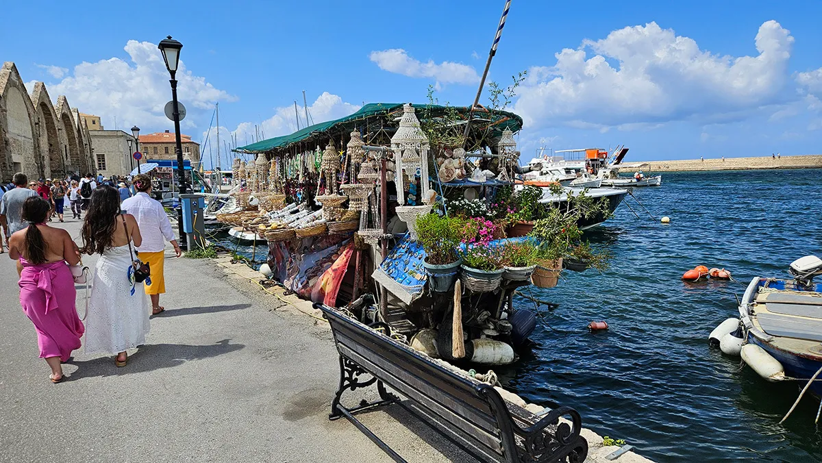 Cais com lojas e barcos coloridos.