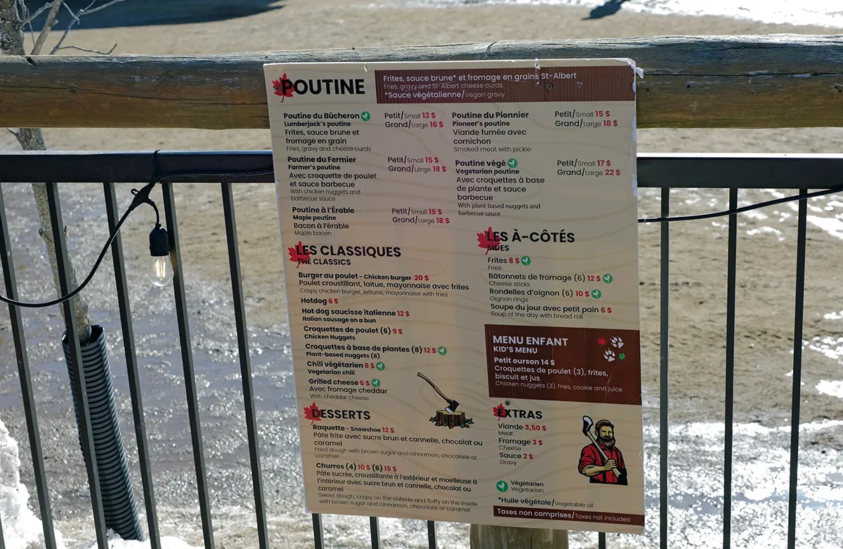 Cardápio de poutine e pratos variados.