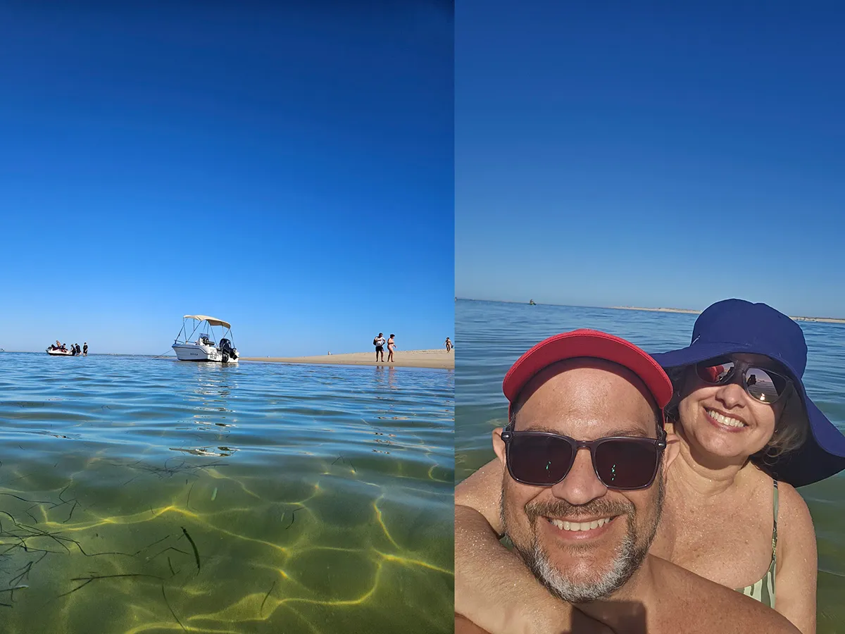 Praia ensolarada com casal sorridente.