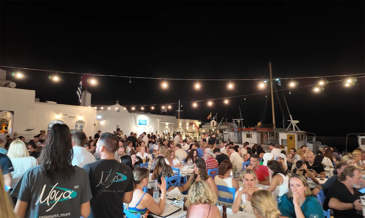 Noite no Porto de Naoussa em Paros