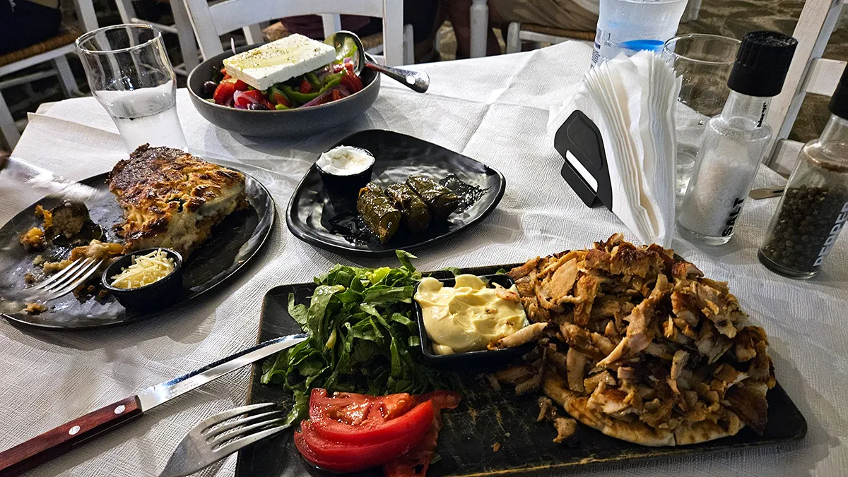 salada fresca com queijo feta cremoso, giroscópios crocantes, moussaka caseira e mezedes.