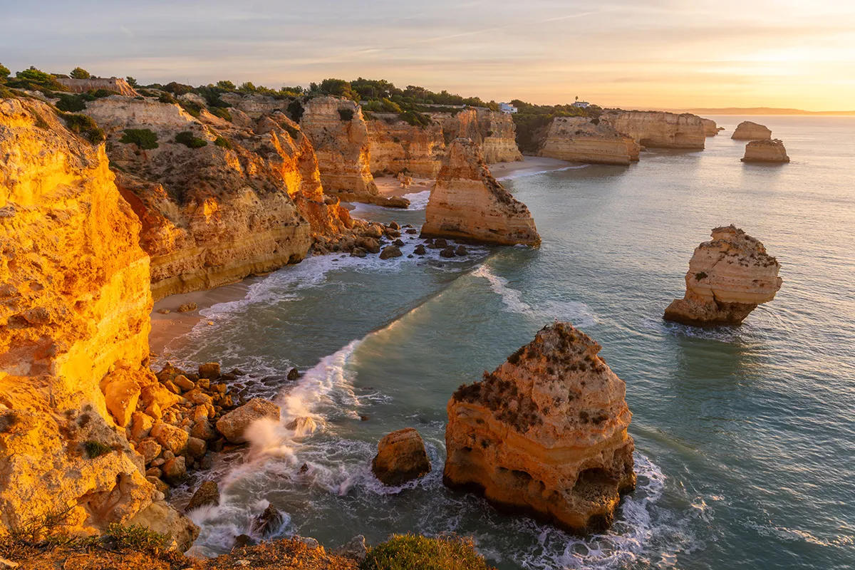 Passeio de barco em Albufeira ou Lagos? Nossa experiência com golfinhos, grutas e Praia da Marinha