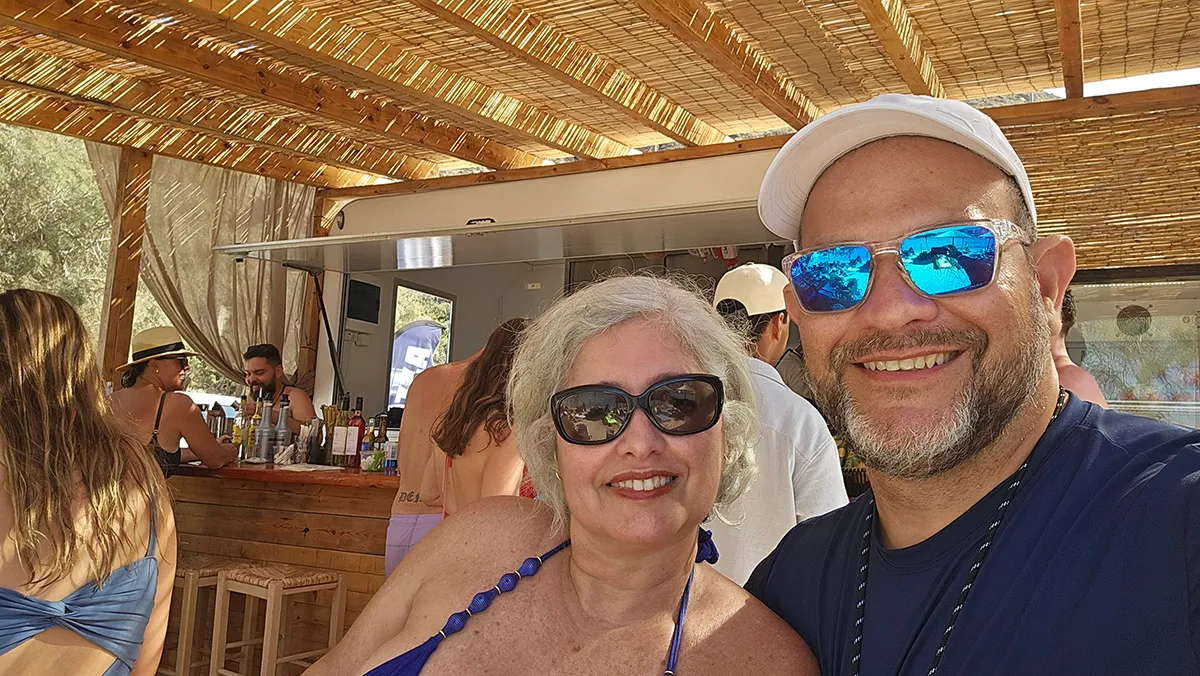 Vila de Firopotamos em Milos (Prainha e bar)