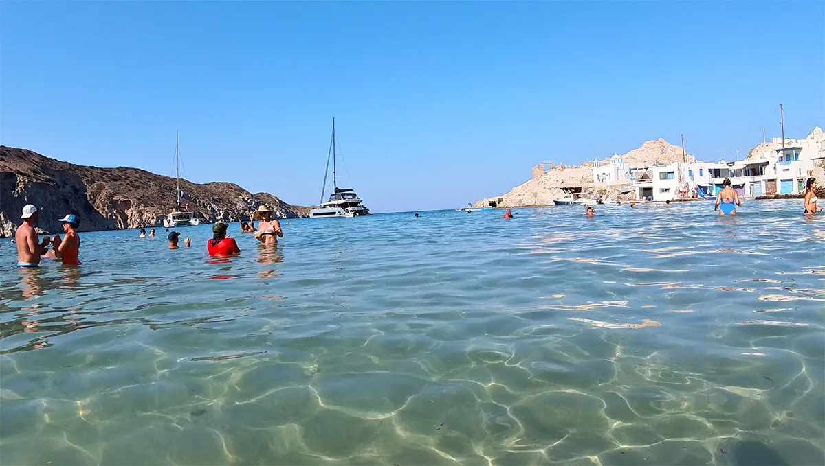 Vila de Firopotamos em Milos (Banho de Mar)