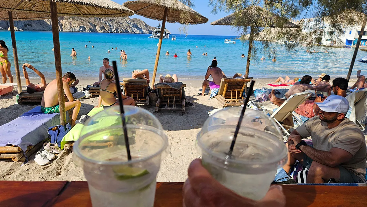 Vila de Firopotamos em Milos (Prainha e bar)