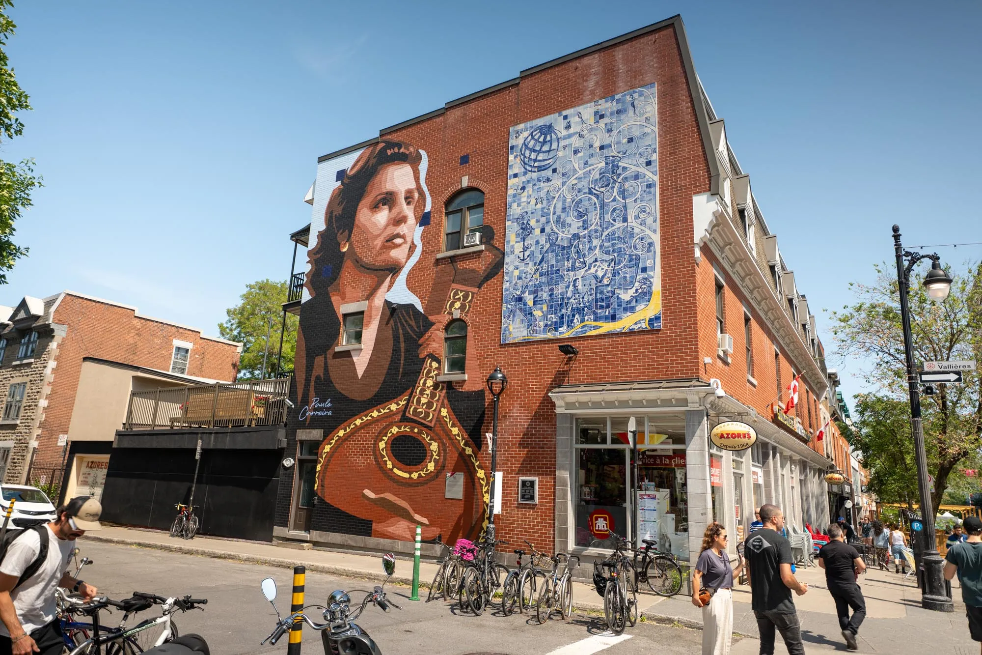 Mural de arte urbana detalhado na parede de um edifício residencial em Montreal