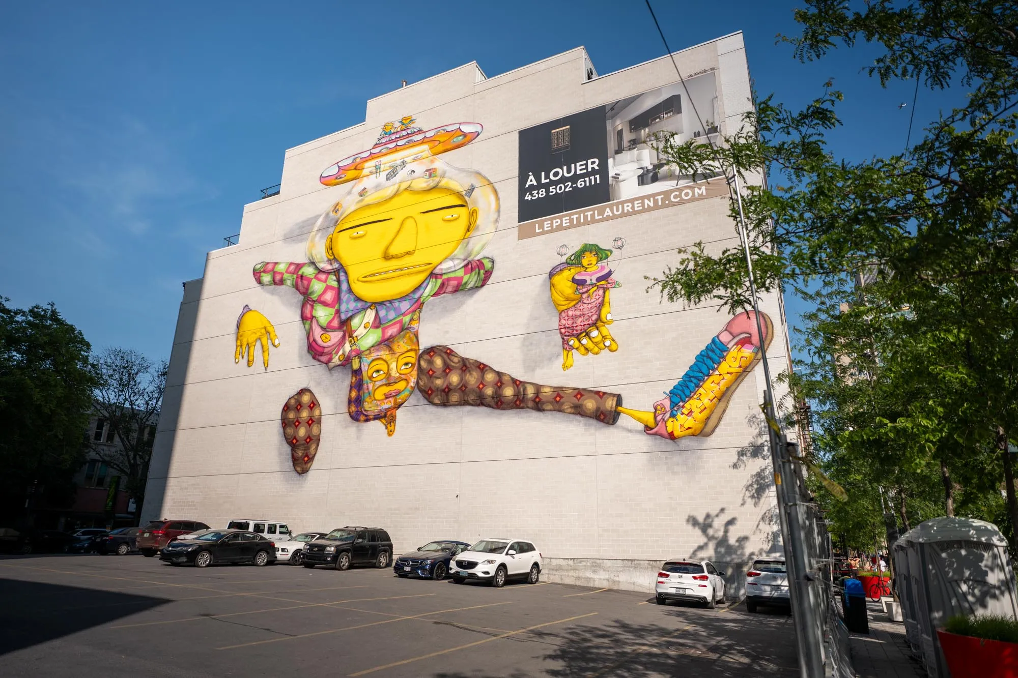 Guia turístico explicando detalhes de uma pintura de rua para um grupo em Montreal