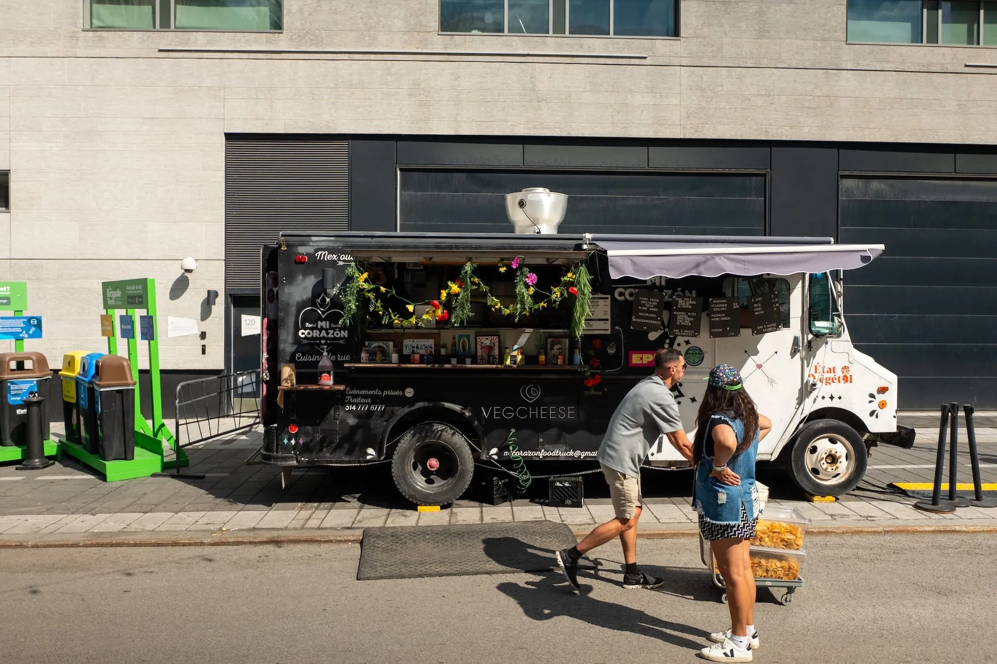 Público acompanhando show gratuito ao ar livre no centro de Montreal
