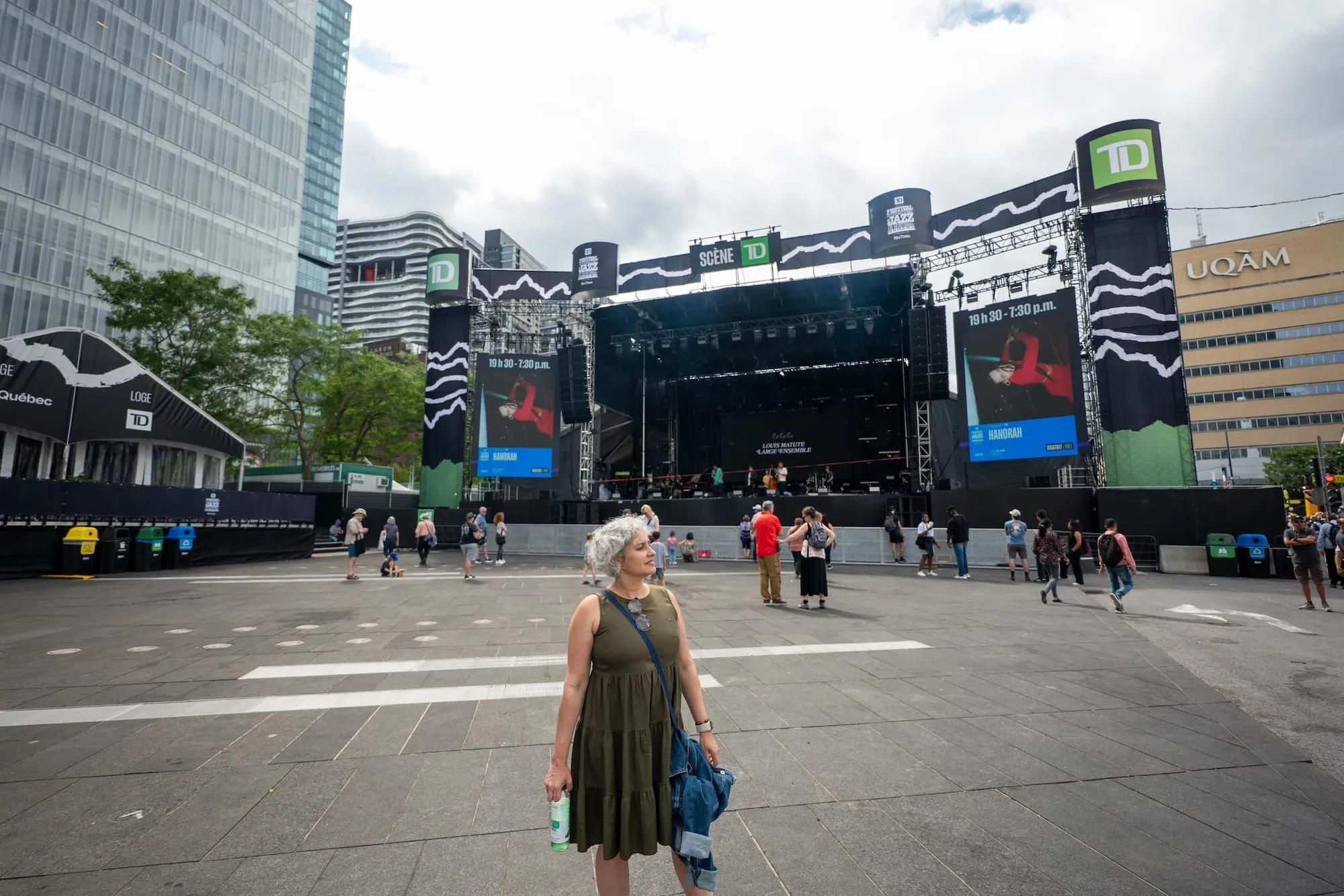 Músicos se apresentando no palco principal do Festival de Jazz de Montreal no verão