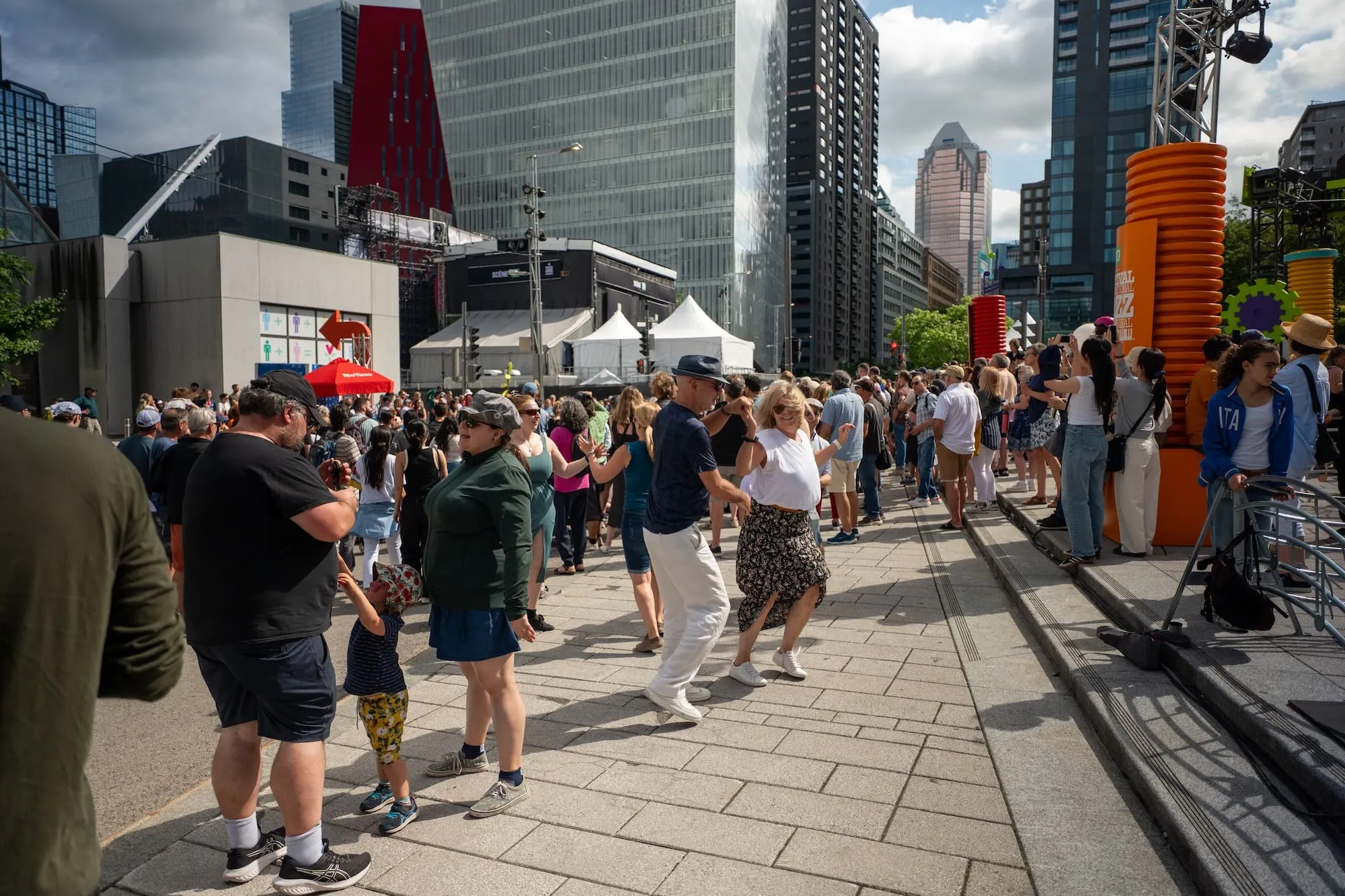 Multidão reunida na Place des Festivals durante o Festival Internacional de Jazz de Montreal