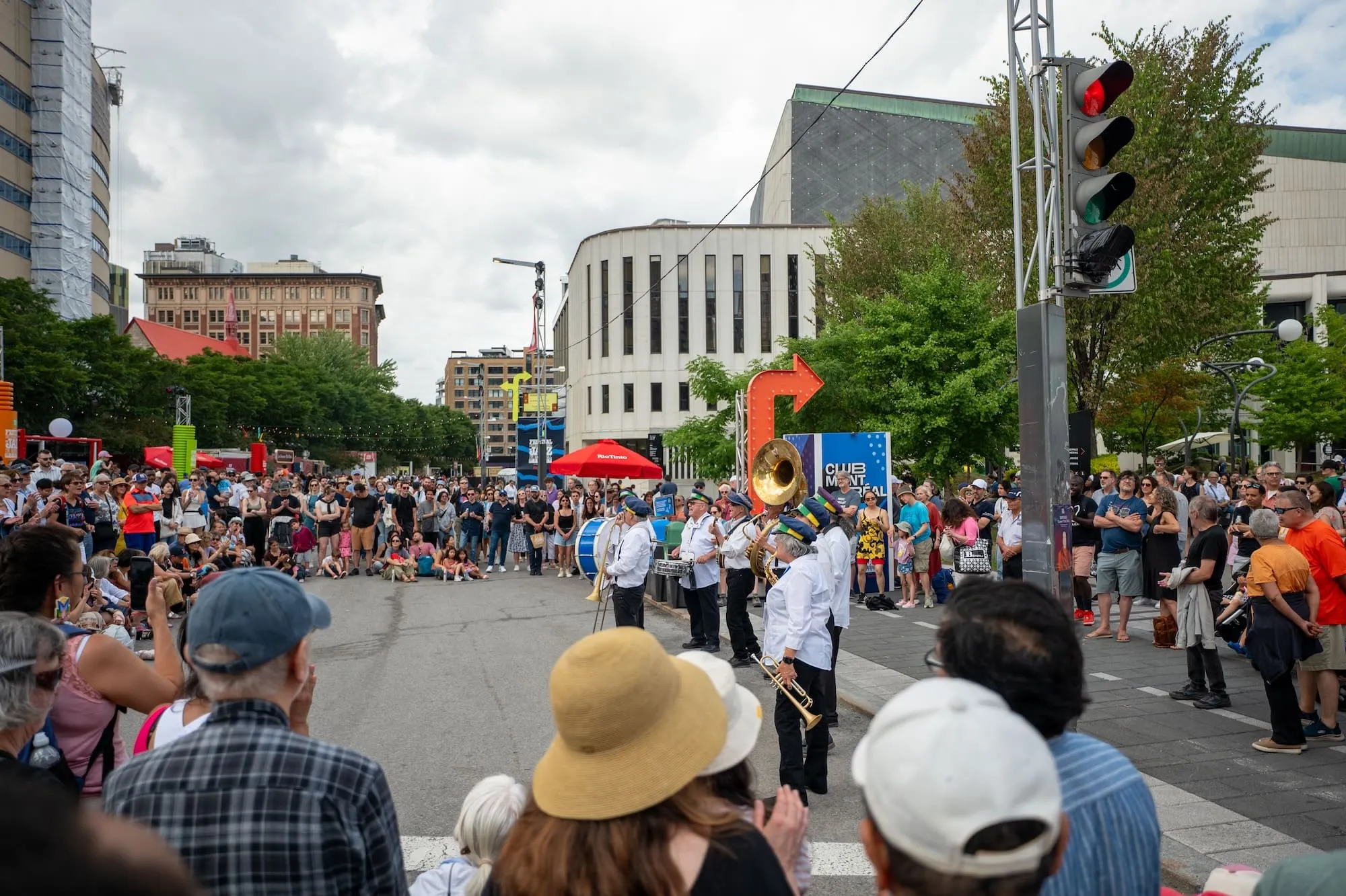 Palco ao ar livre principal com telões acesos no Festival de Jazz de Montreal