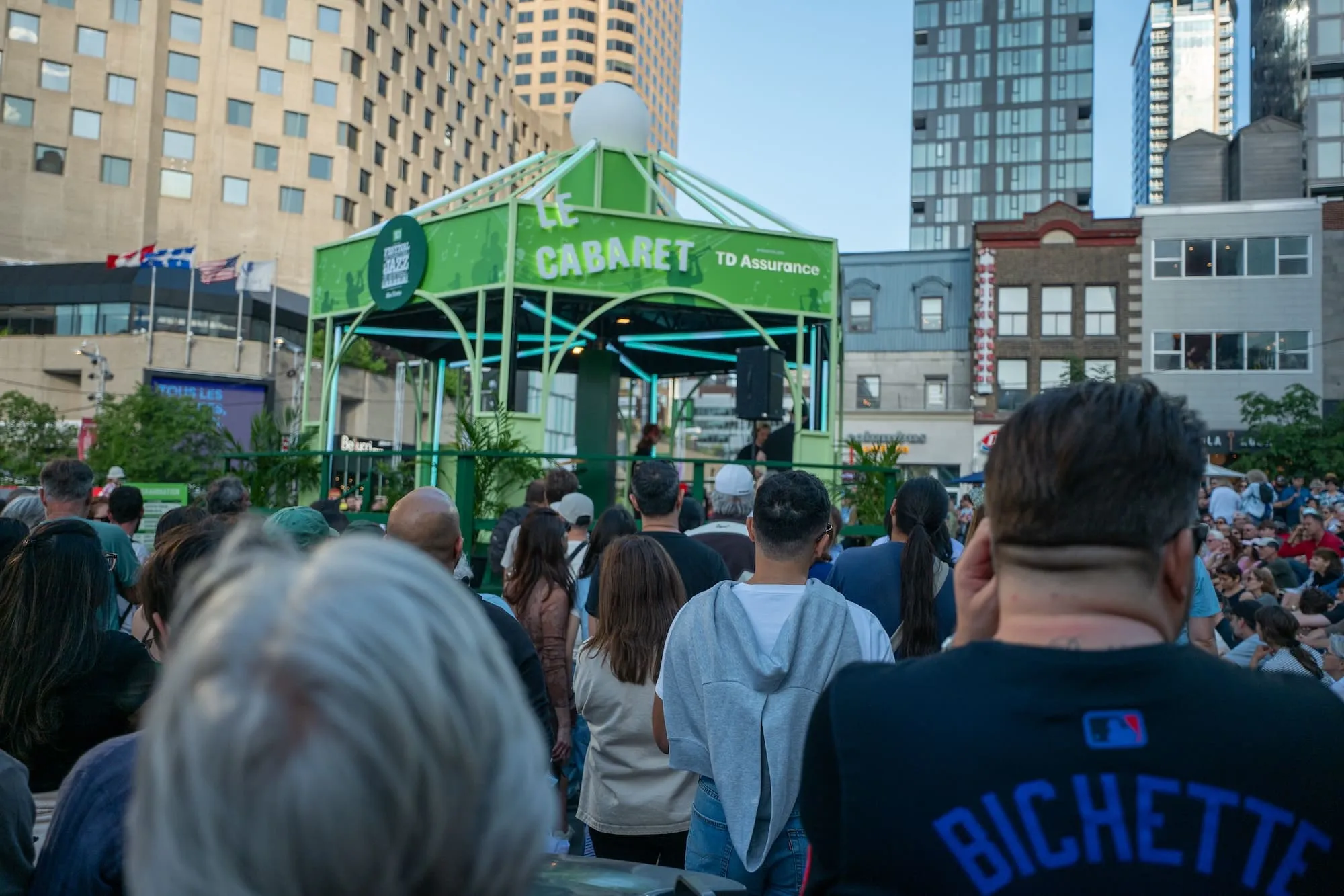 Fachada iluminada do Complexo Desjardins no Quartier des Spectacles em Montreal