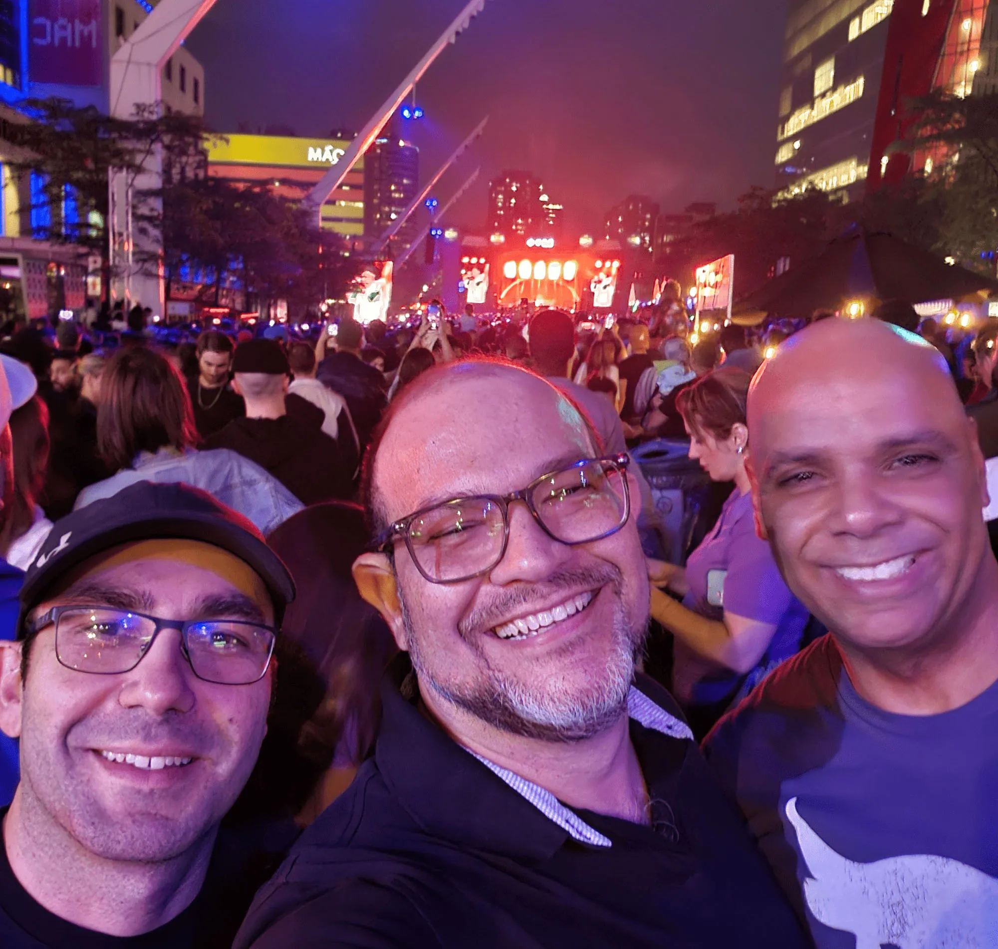 Pessoas caminhando entre os palcos do Quartier des Spectacles em Montreal