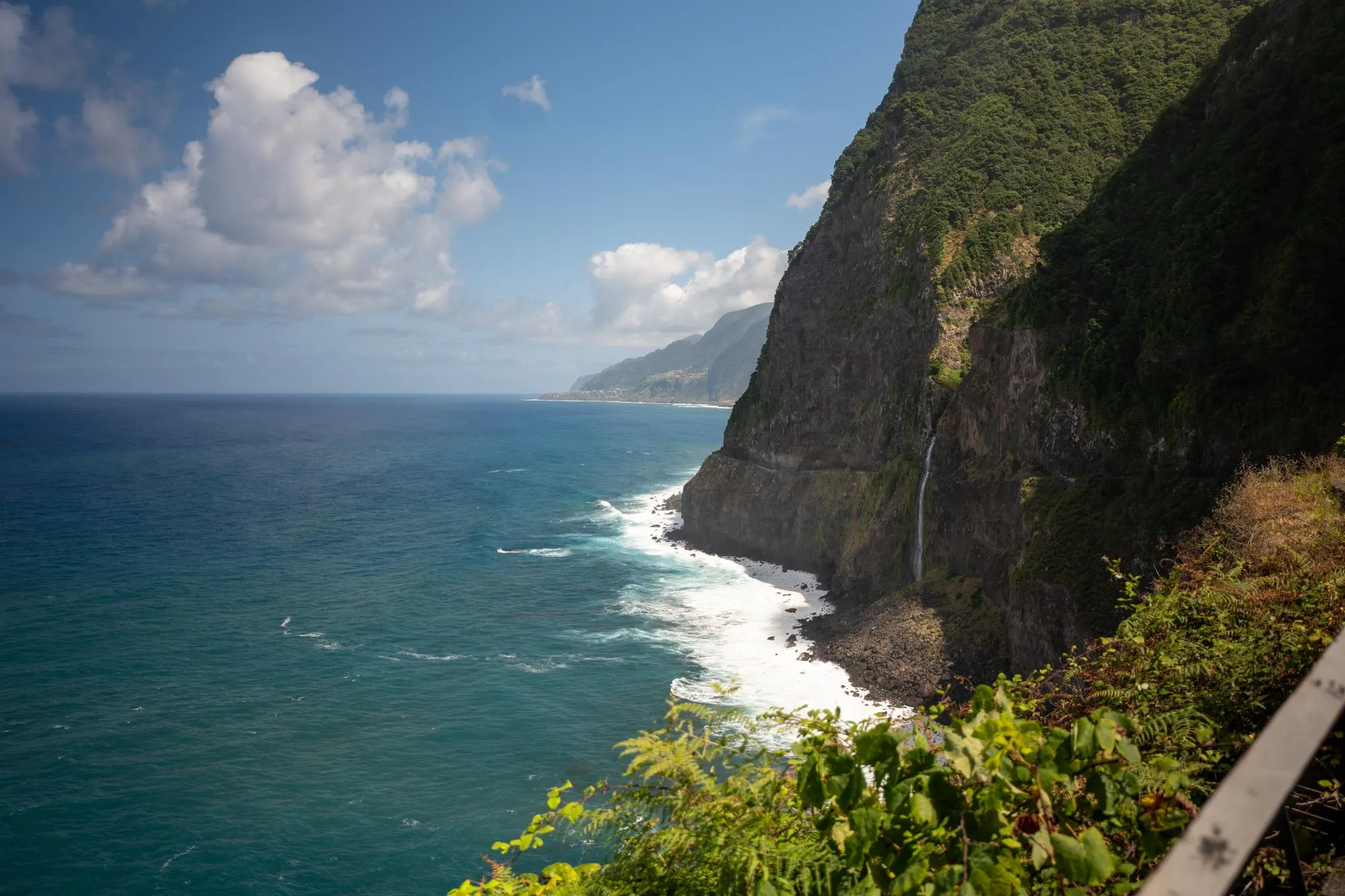 Queda d’água da cachoeira Véu da Noiva desaguando no oceano no norte da Madeira