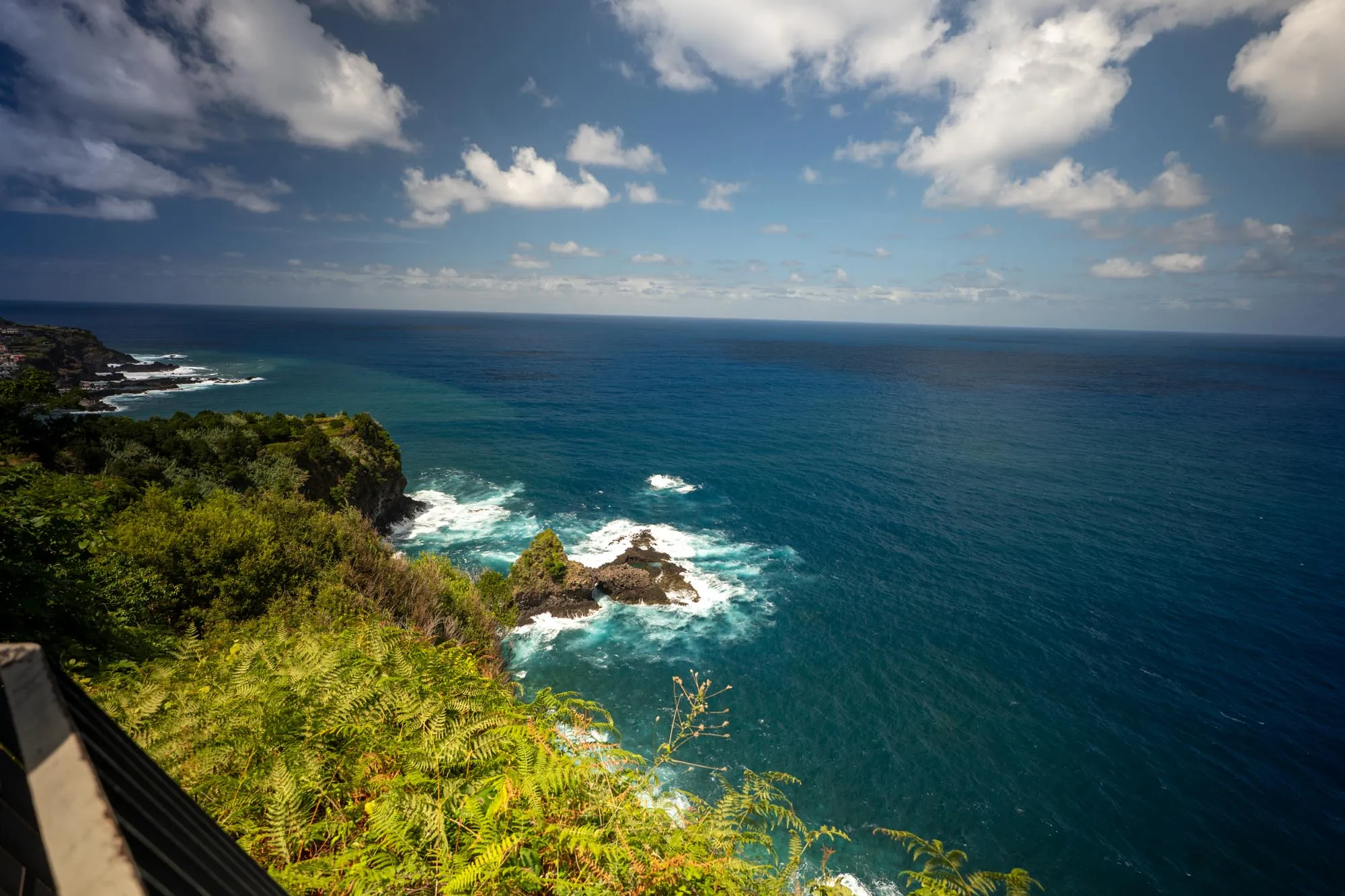 Falésias vulcânicas escarpadas e o mar azul no norte da Ilha da Madeira