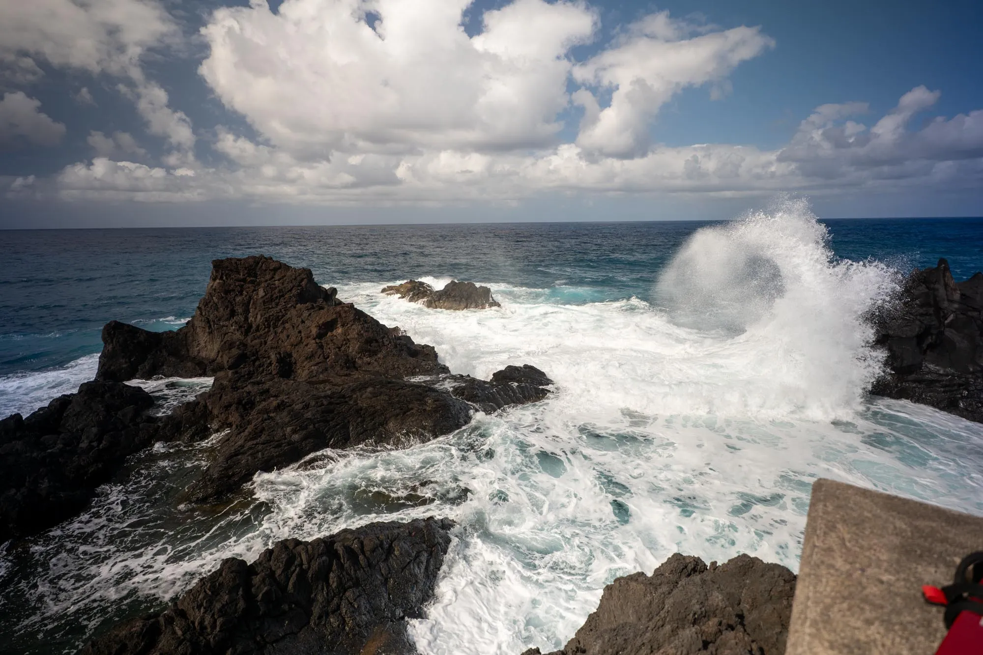 Encostas verdejantes e montanhas imponentes do norte da Ilha da Madeira