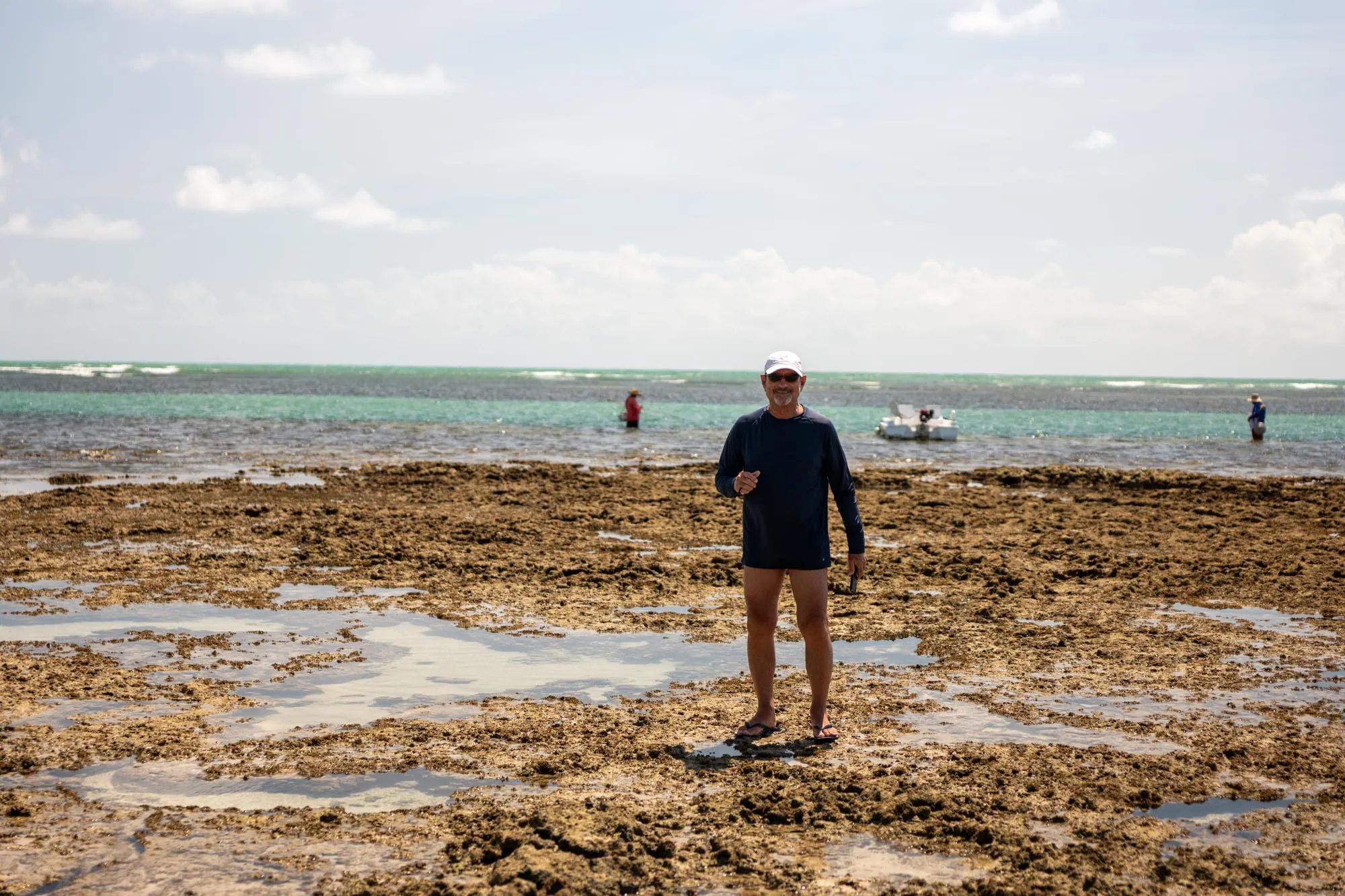 Bancos de corais visíveis nas piscinas naturais de Pocinhos no mar de Pernambuco