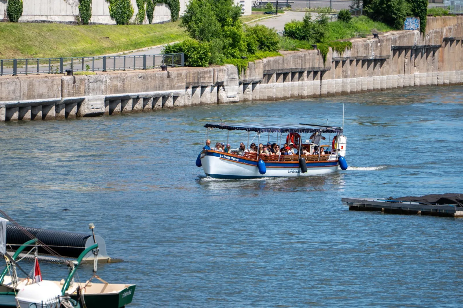 Placa indicativa de embarque da Navette Fluvial da Navark no cais do Vieux-Port de Montreal