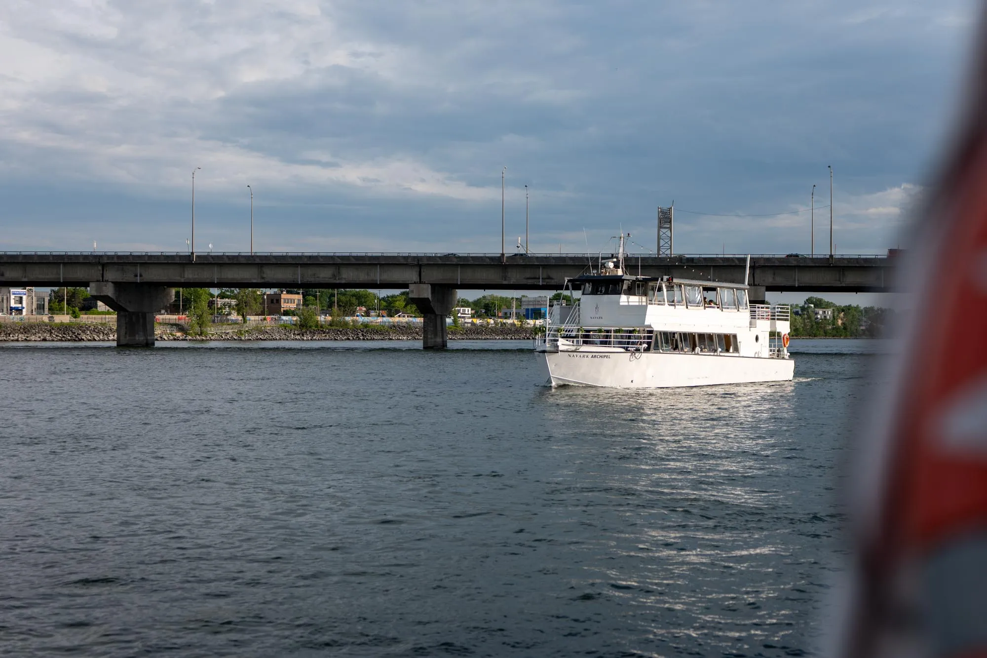 Embarcação da Navark se aproximando do cais de Boucherville na Rive-Sud