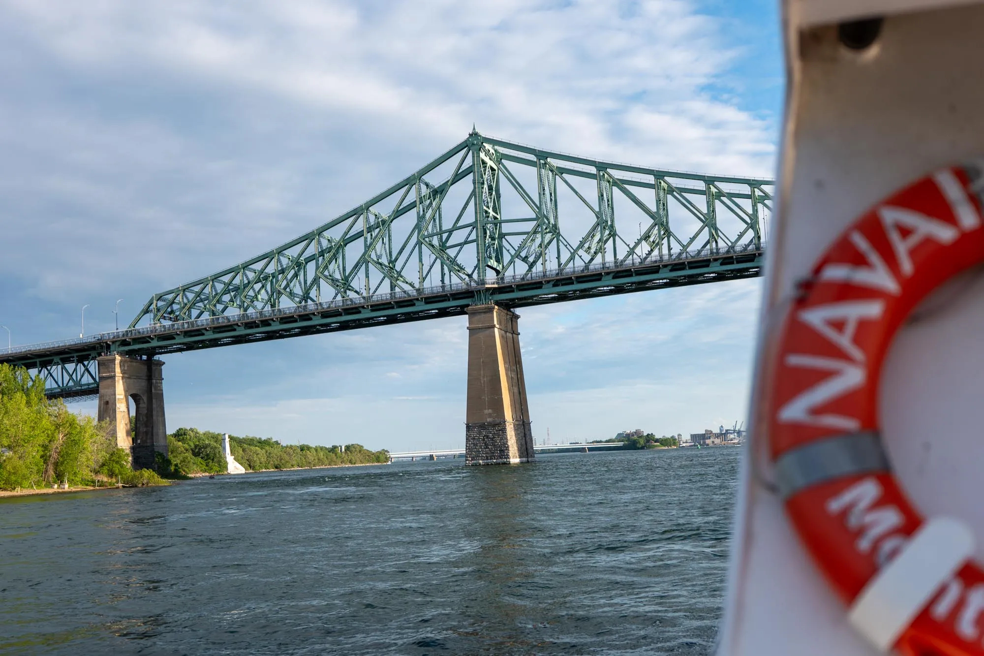 Passeio de barco Montreal: Navette fluvial da Navark navegando pelo Rio São Lourenço em direção a Boucherville