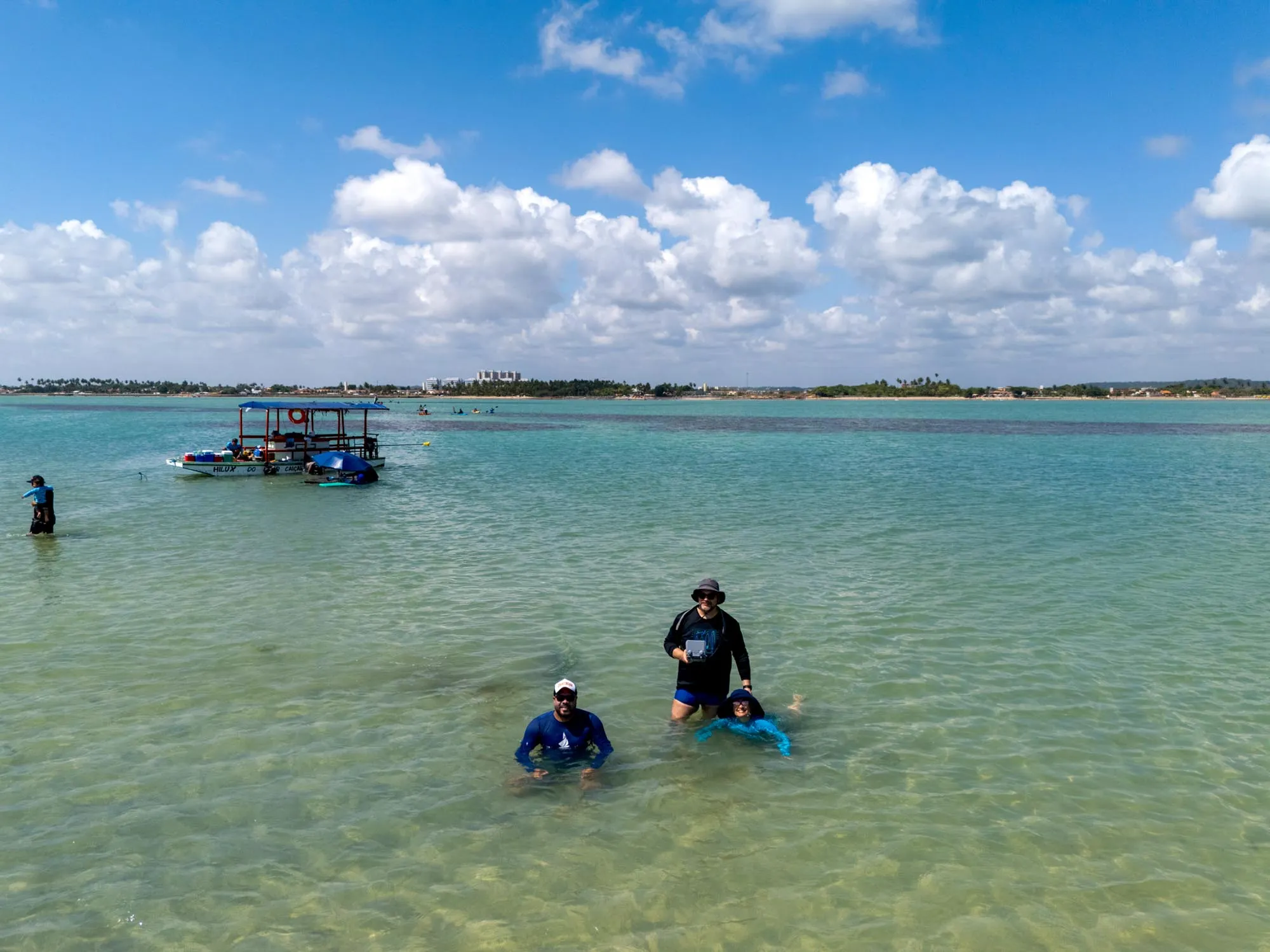 Piscinas naturais de Pocinhos formadas na maré baixa em Maria Farinha