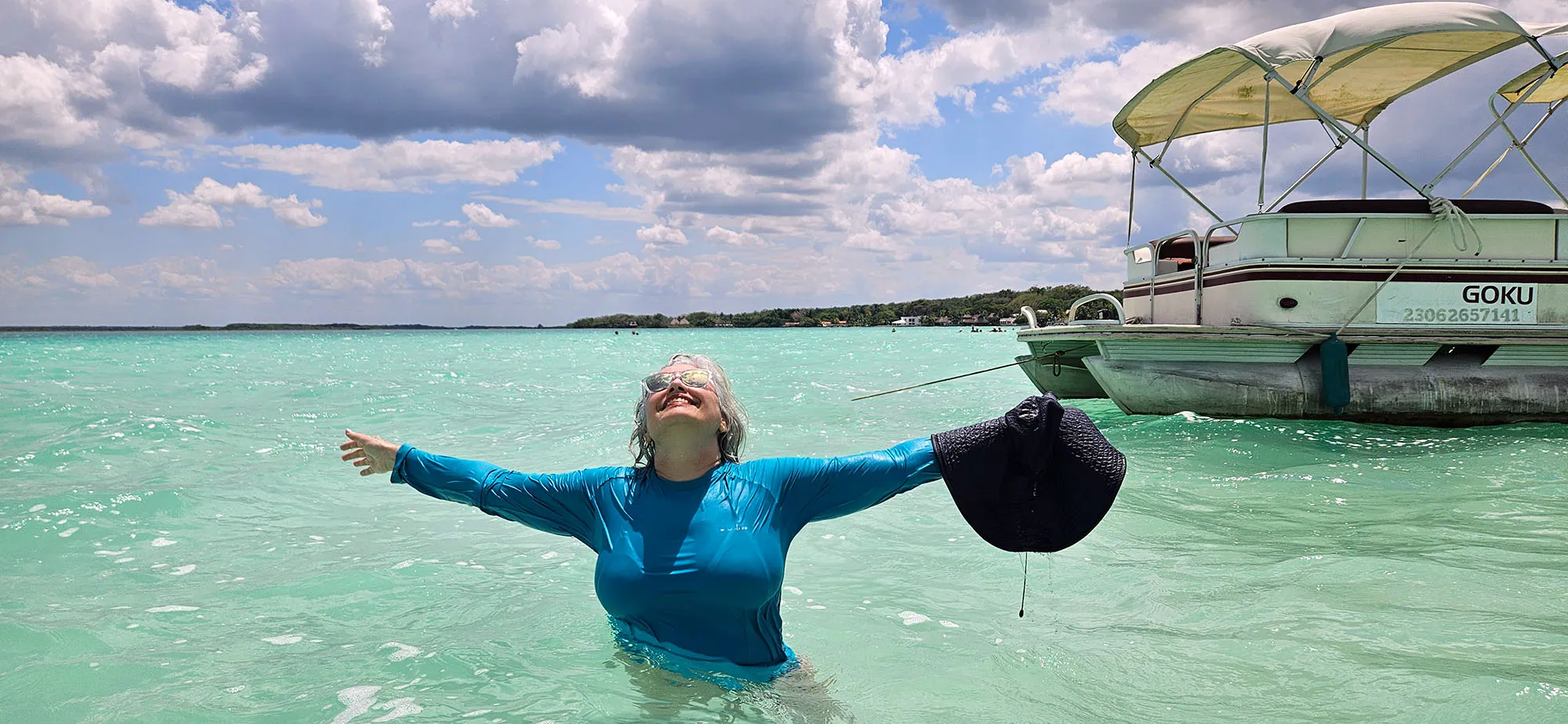 Vista panorâmica da Lagoa de 7 Cores em Bacalar sob céu ensolarado