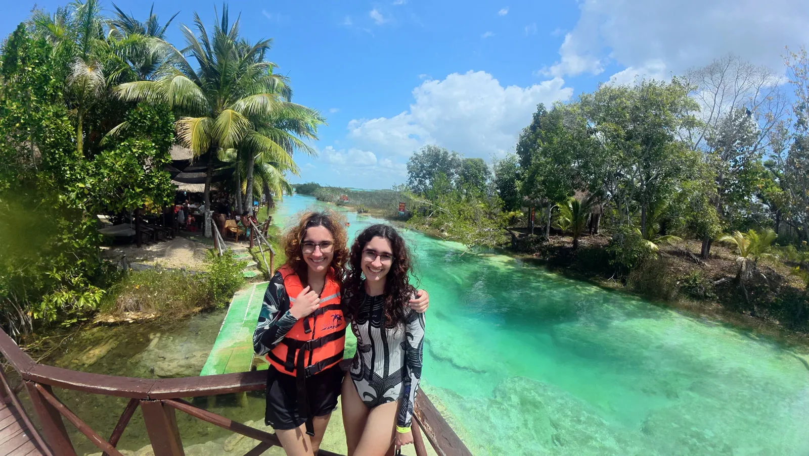 Canal estreito de Los Rápidos com águas azul-turquesa em Bacalar