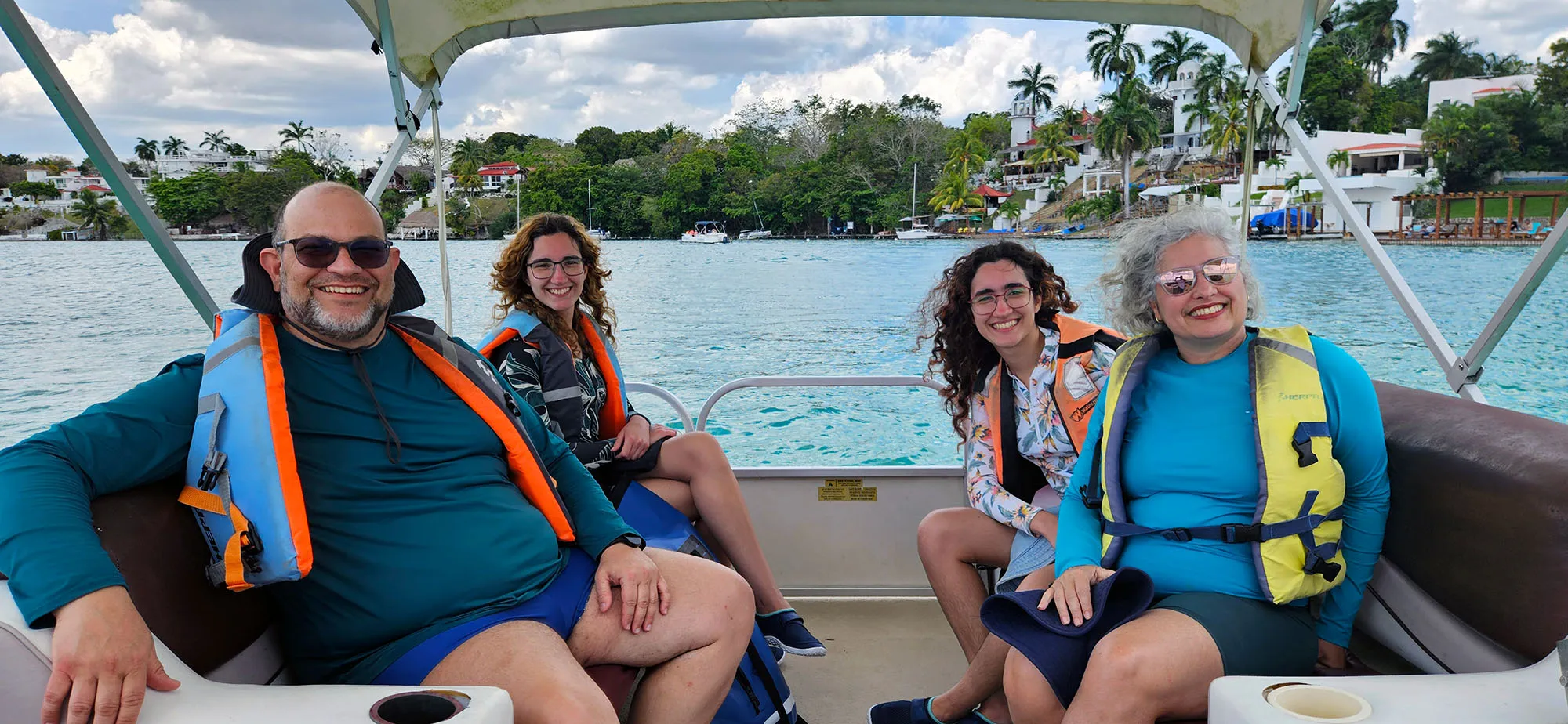 Passeio de barco pontão navegando pelas águas calmas da Lagoa de Bacalar