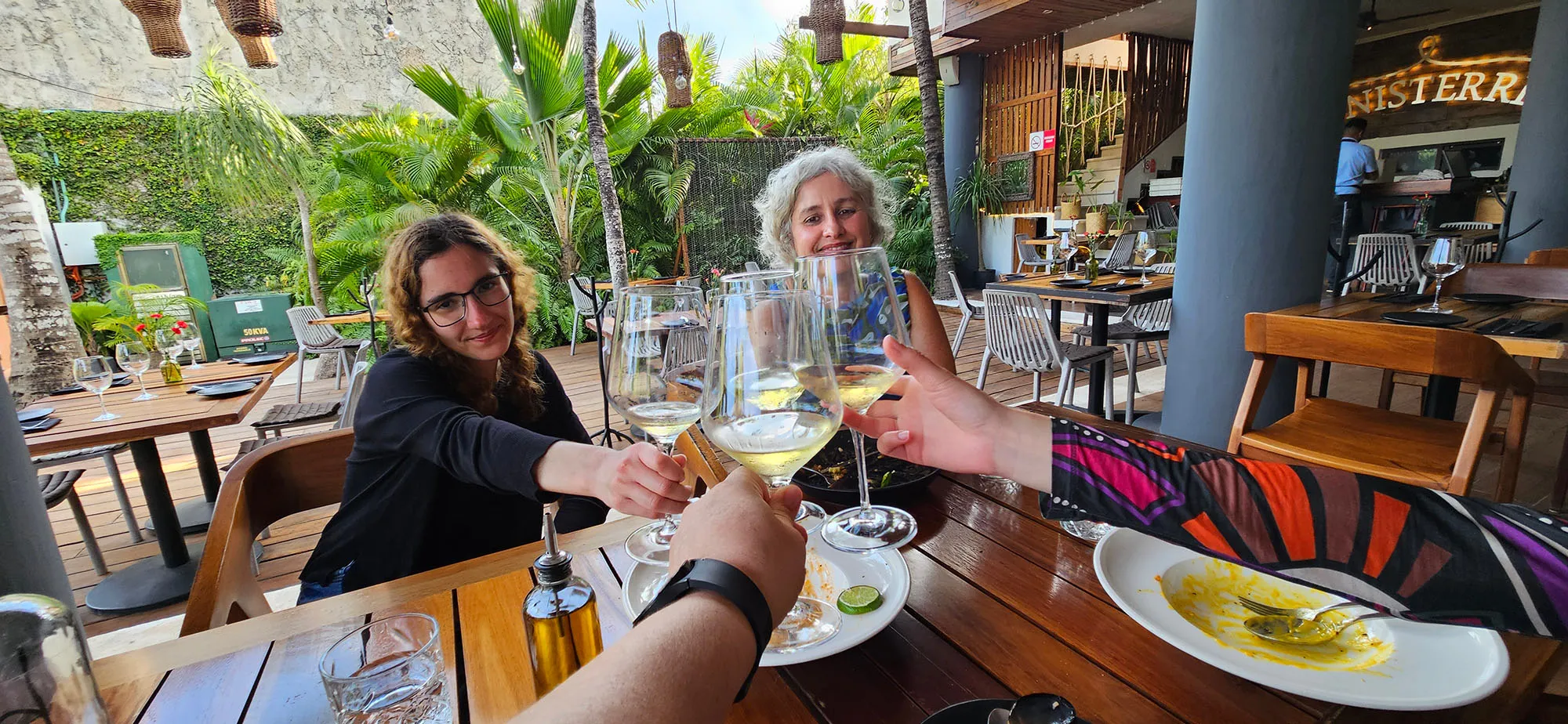 Mesas ao ar livre de restaurante na orla da Lagoa de Bacalar no México