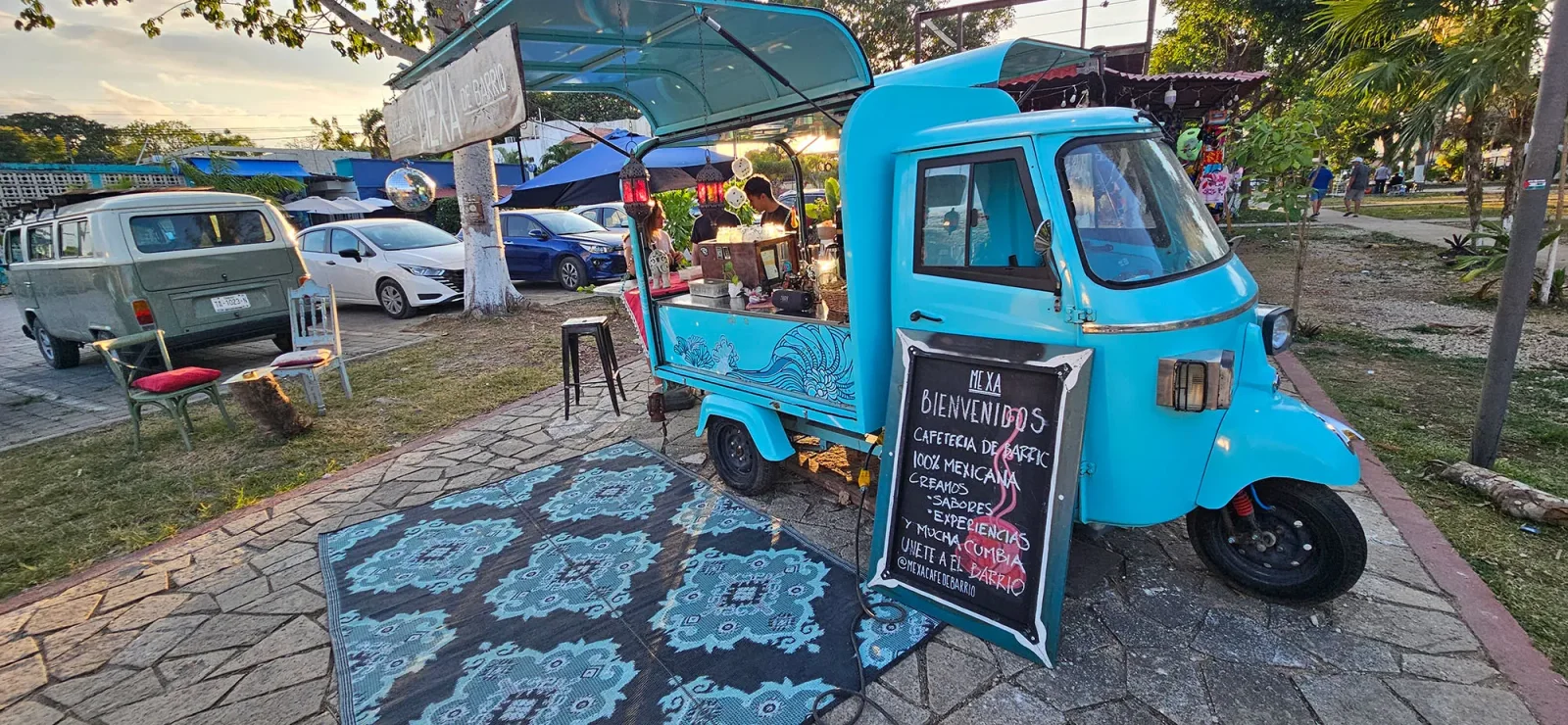 Praça principal e lojas de artesanato no centro de Bacalar