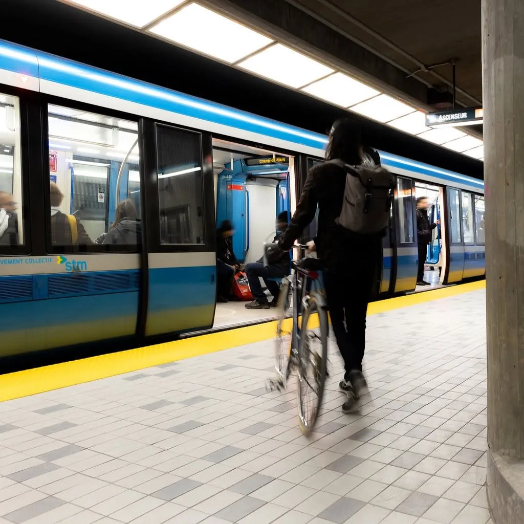 Passageiro transportando bicicleta dentro do vagão do metrô de Montreal