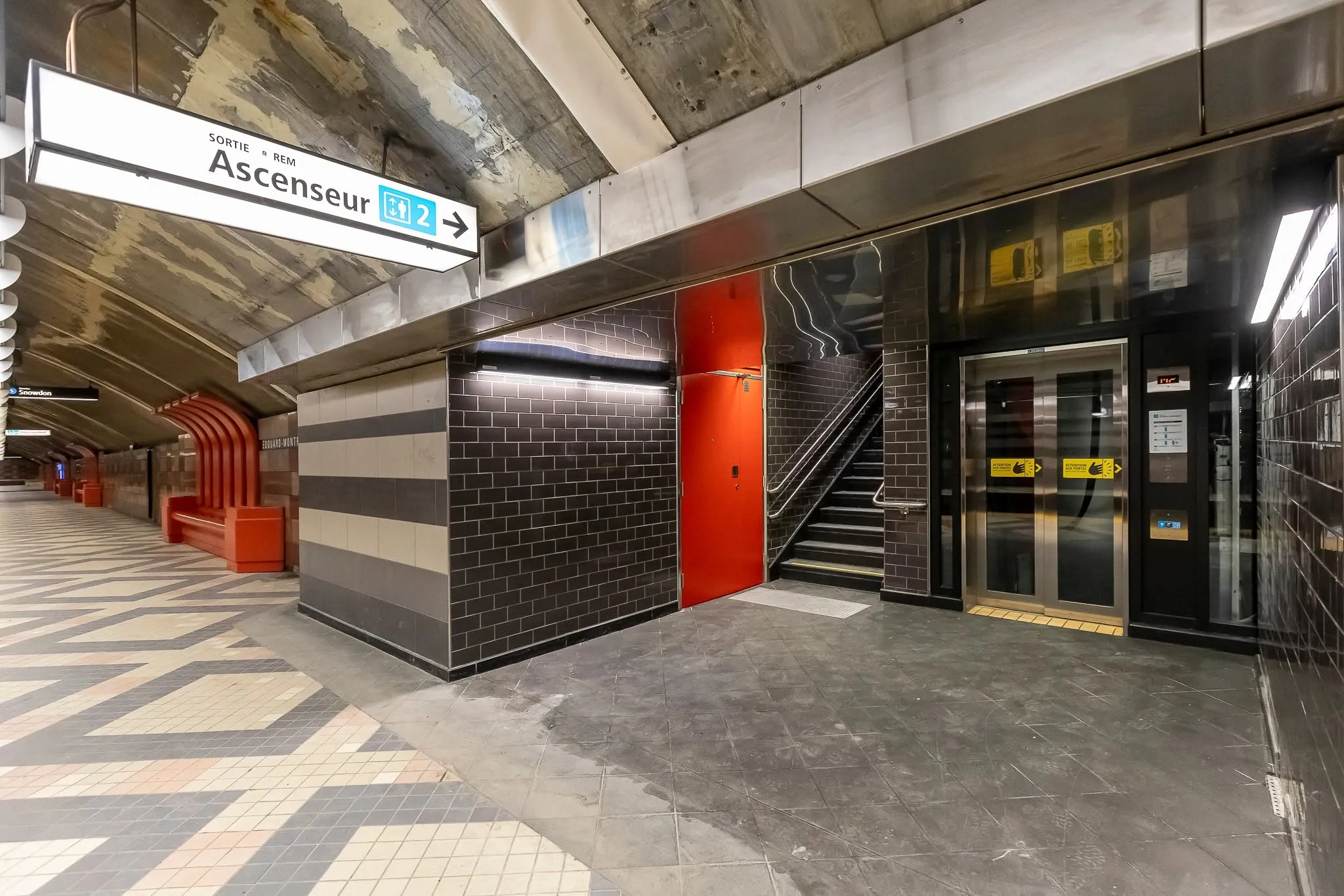 Estação de metrô de Montreal com passageiros aguardando na plataforma durante o verão