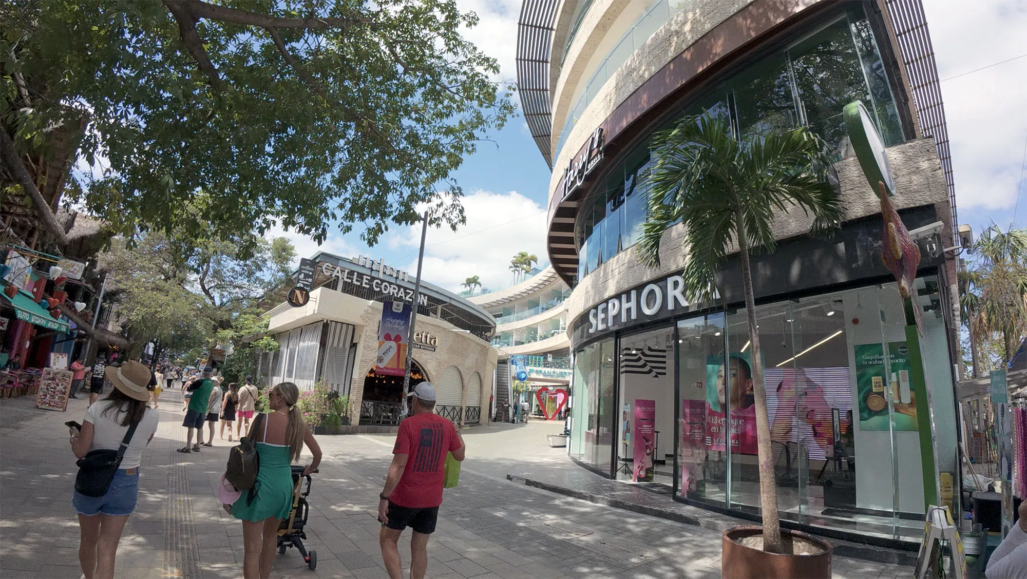 Fachada de lojas e edifícios comerciais na Quinta Avenida de Playa del Carmen México