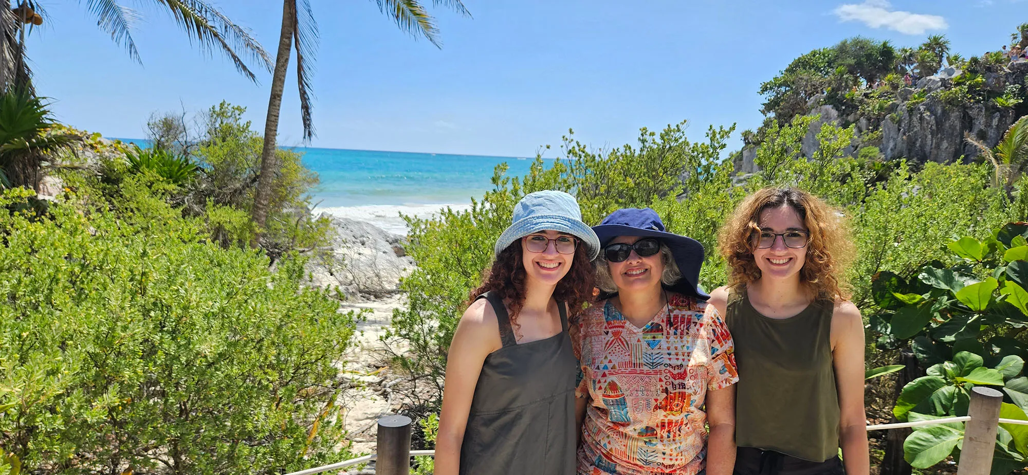Vista das falésias e vegetação tropical ao redor das ruínas maias de Tulum