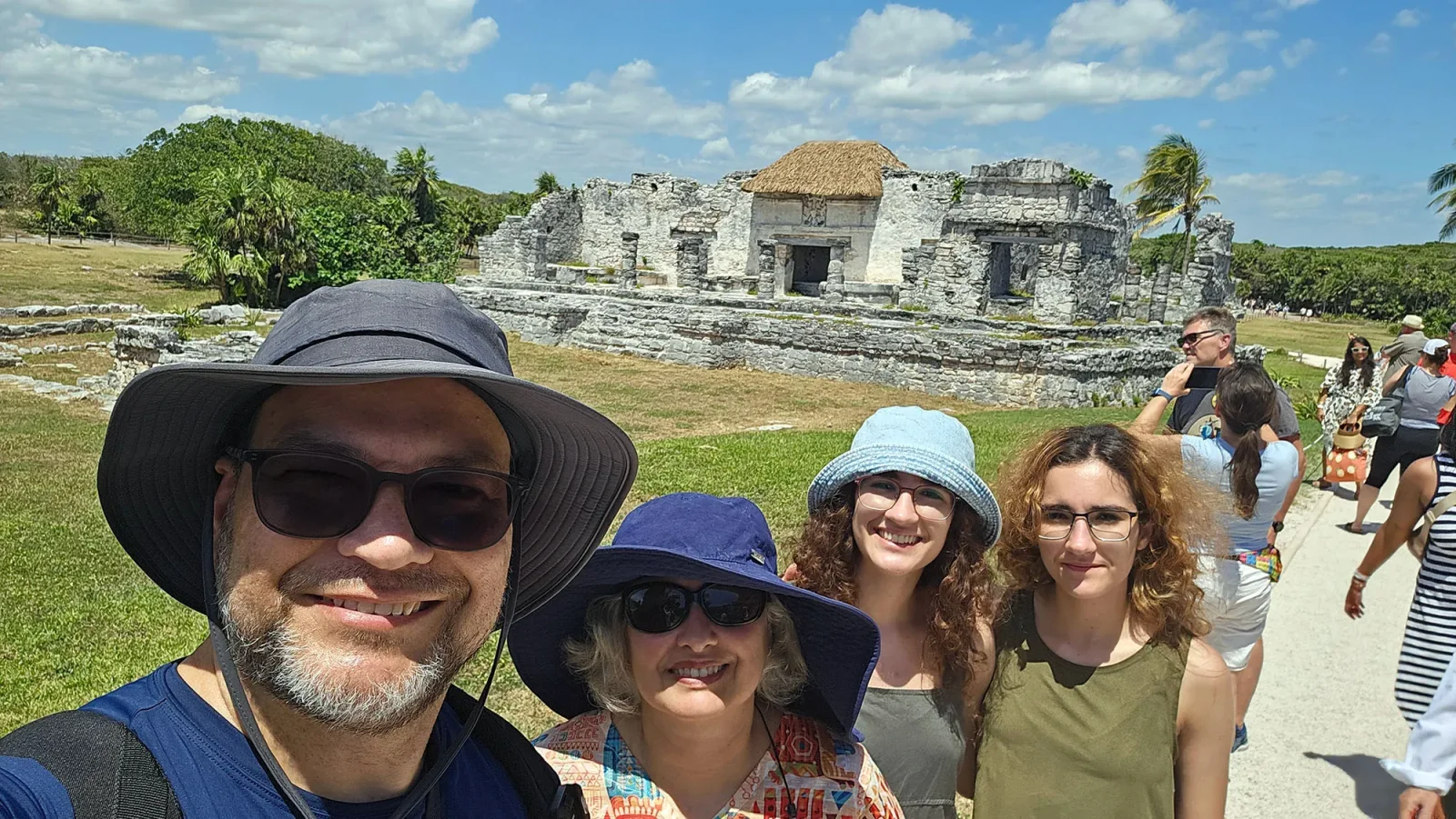 Iguana sobre pedras nas ruínas arqueológicas de Tulum com o mar ao fundo