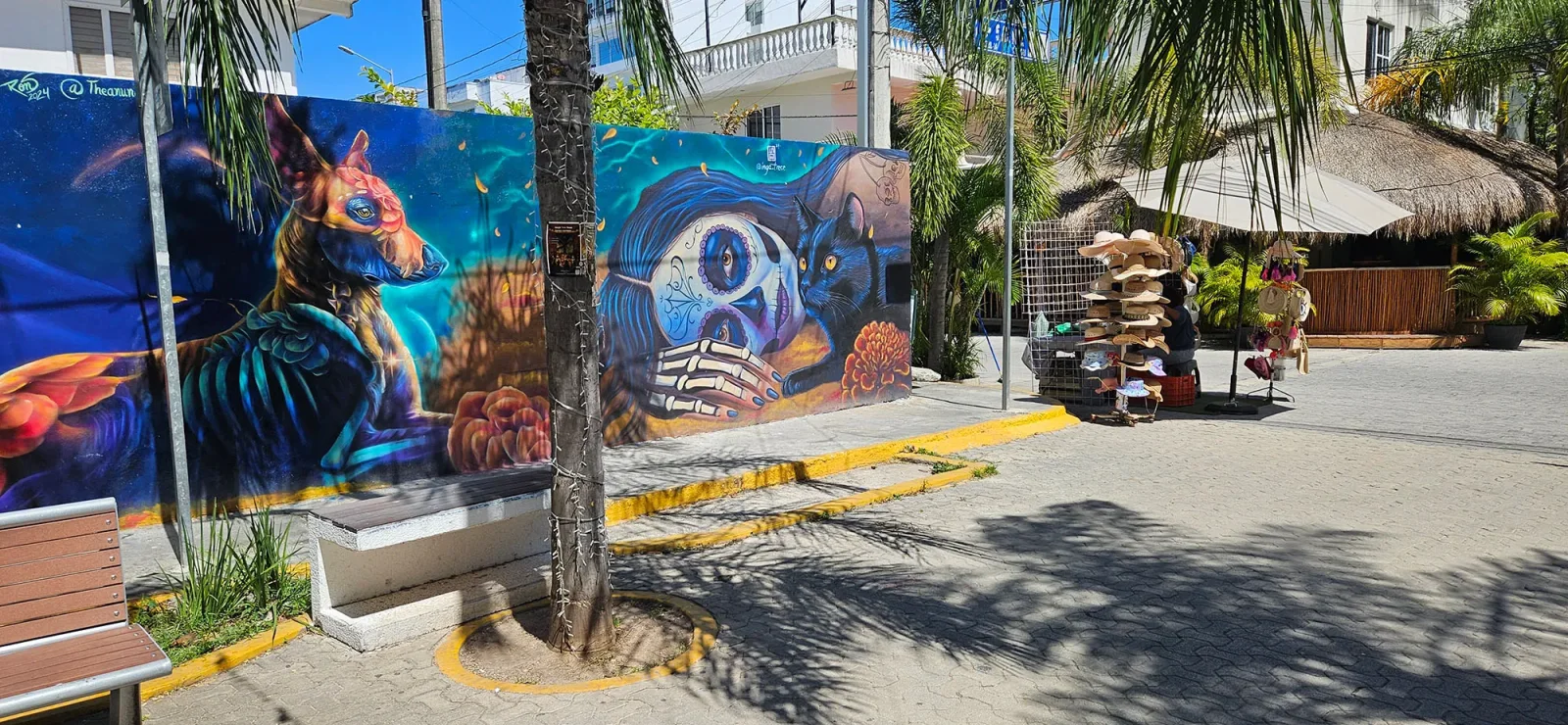 Lojas de grife e calçada movimentada na Quinta Avenida na Riviera Maya