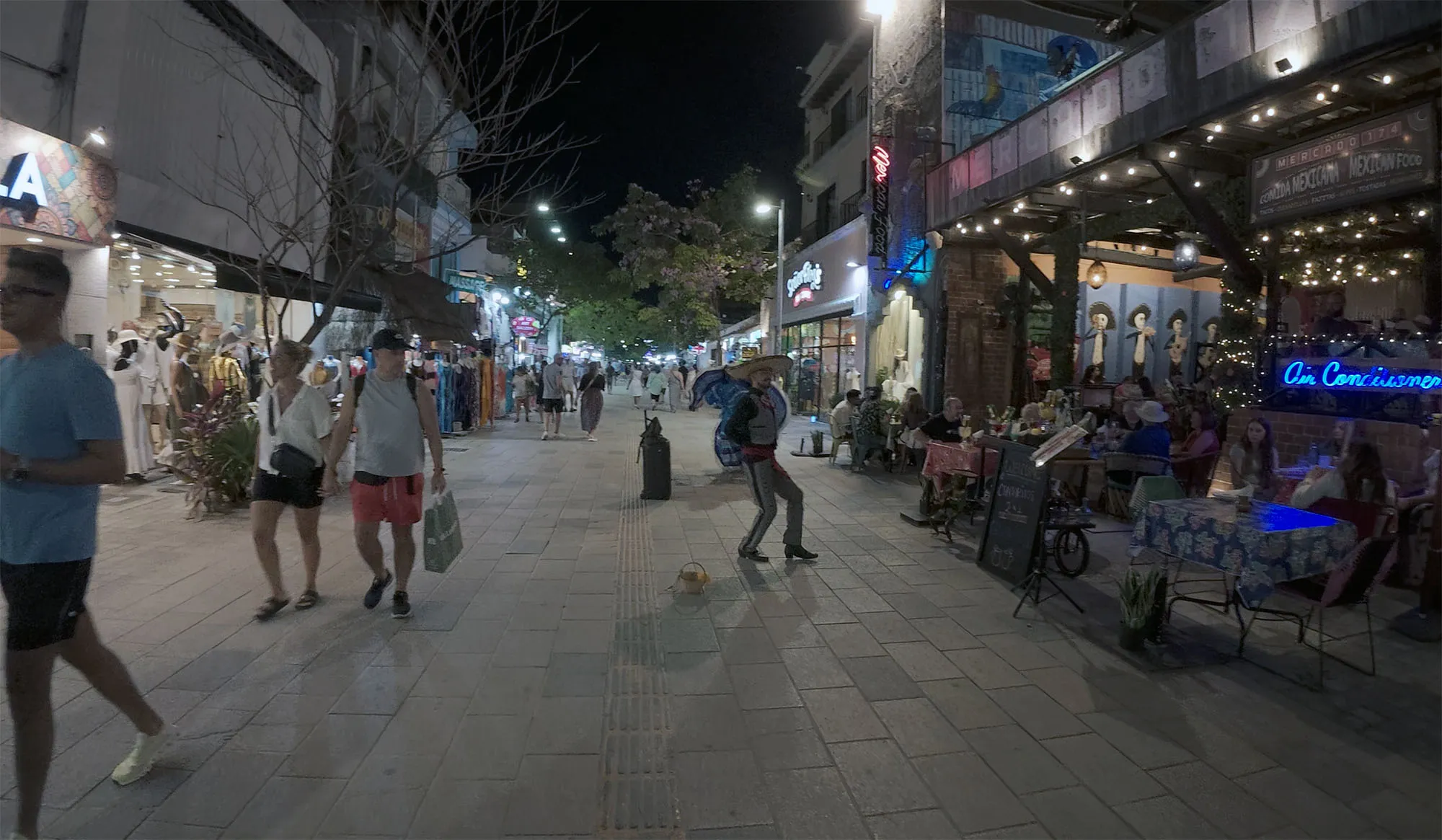 Decoração típica e ambiente de restaurante turístico em Playa del Carmen