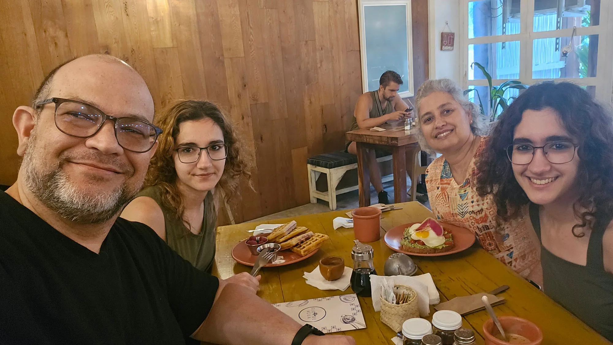 Bares restaurantes e letreiros iluminados na Quinta Avenida à noite em Playa del Carmen