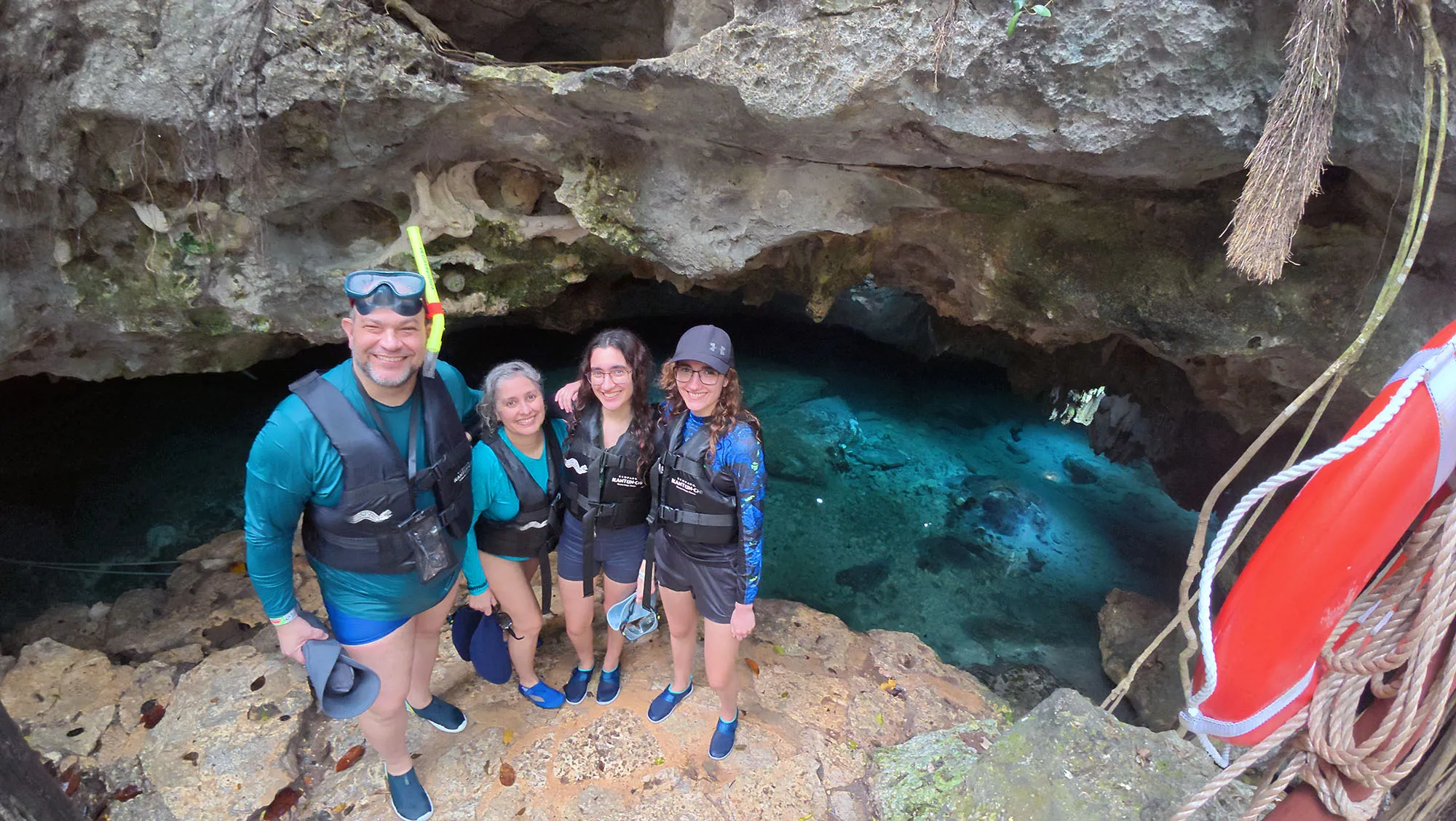 Turistas nadando no rio subterrâneo de Kantun-Chi na Riviera Maya