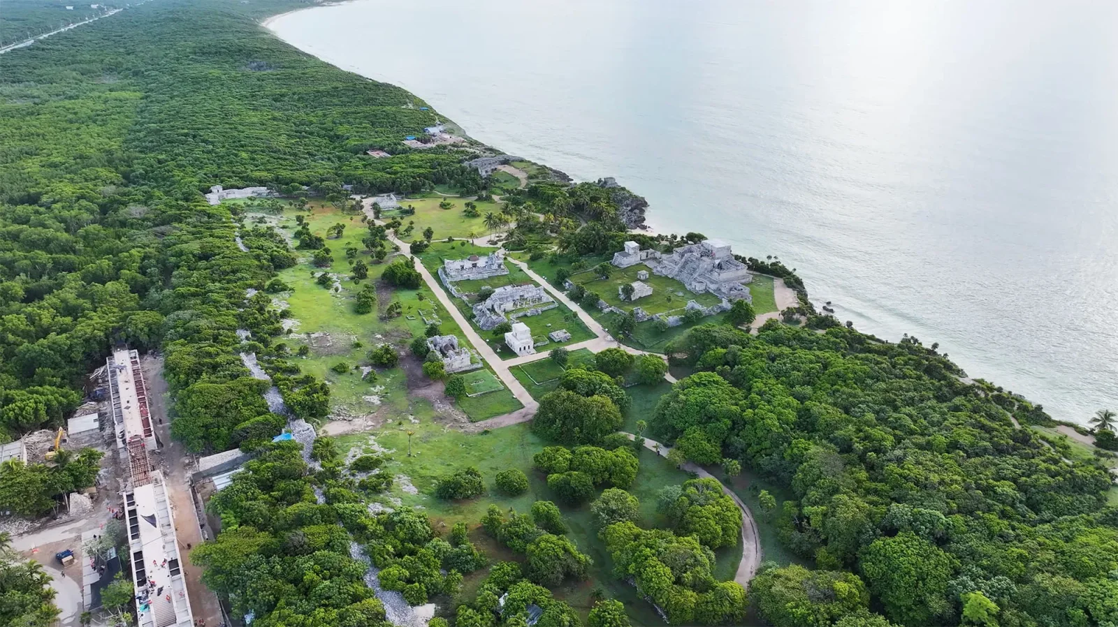 Ruínas maias de El Castillo em Tulum construídas na falésia sobre o mar do Caribe