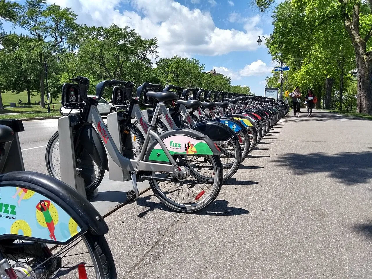Estação de compartilhamento de bicicletas Bixi no Parc Jeanne-Mance em Montreal