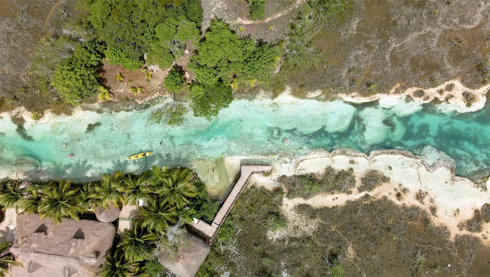 Estromatólitos e passarelas de madeira no parque ecológico Los Rápidos em Bacalar