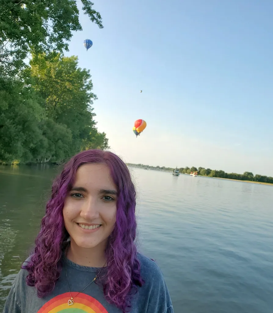Alice com balões ao fundo perto do rio Richelieu
